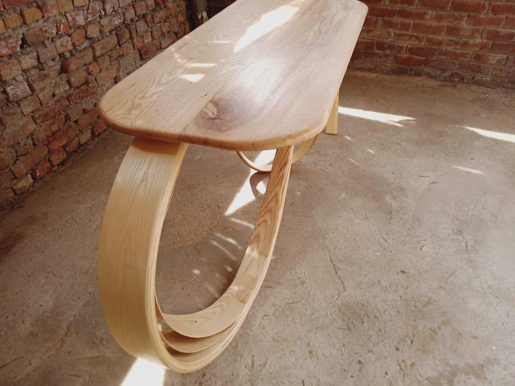 Table console n° 1 de la série Fluentum en bois de frêne courbé de Raka Studio en vente 1