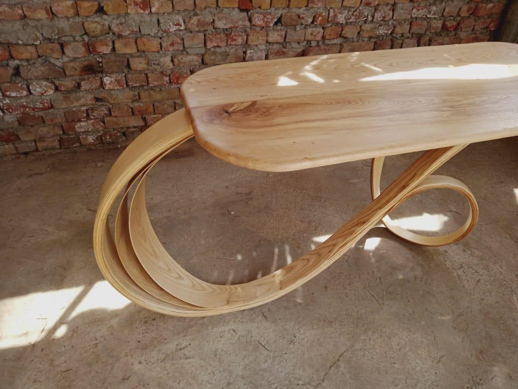Table console n° 1 de la série Fluentum en bois de frêne courbé de Raka Studio en vente 2