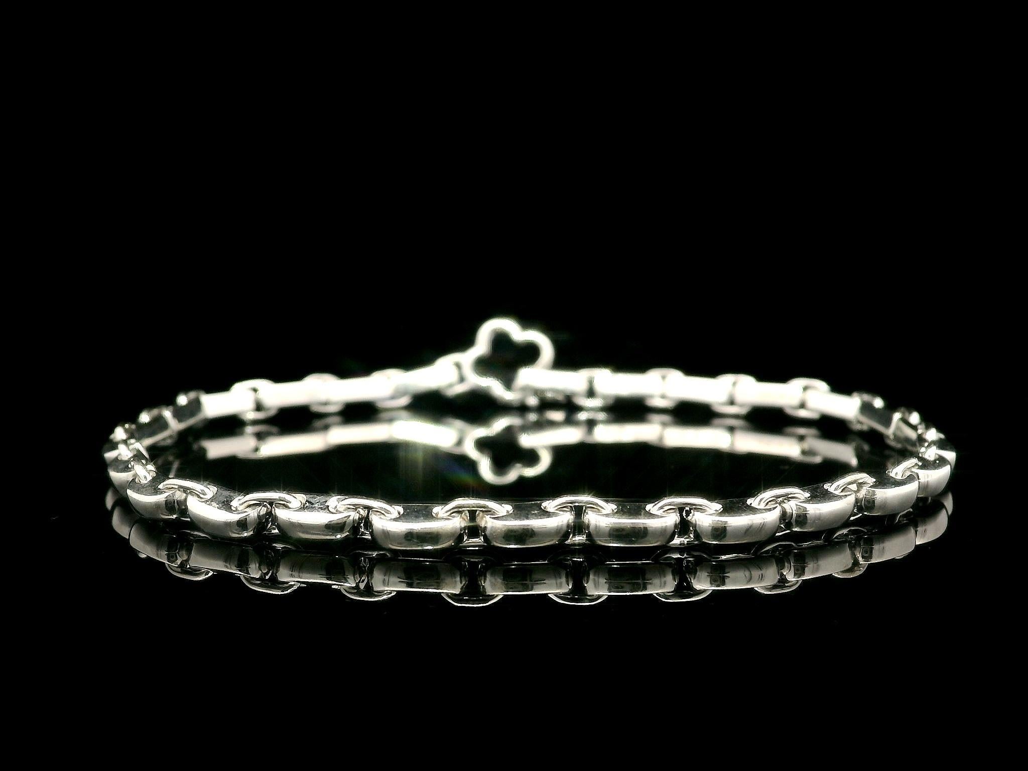 Mouawad Bracciale A Link in oro bianco 18k lucido con chiusura a quadrifoglio In condizioni ottime in vendita a Montclair, NJ