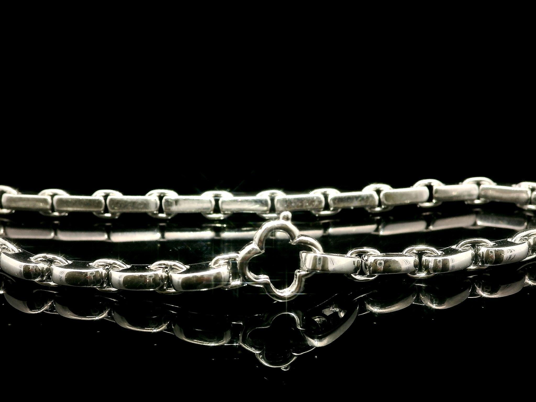 Mouawad Bracciale A Link in oro bianco 18k lucido con chiusura a quadrifoglio in vendita 1