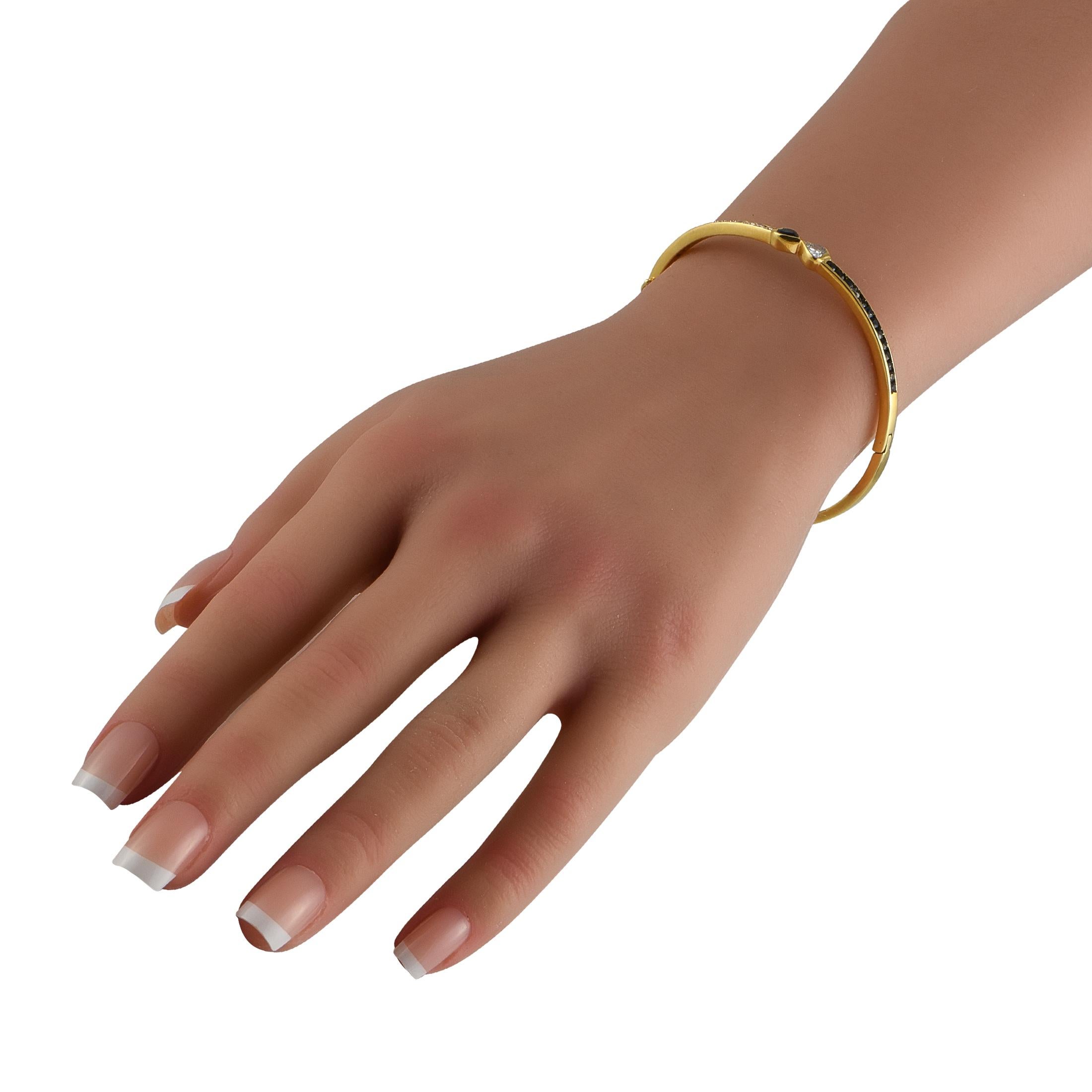 Ce bracelet Mouawad est un exemple de contraste. Fabriqué en or jaune 18 carats, des diamants étincelants d'un poids total de 0,85 carats sont parfaitement juxtaposés à des saphirs d'un poids total de 1,0 carats sur ce bracelet de luxe. Il mesure 7