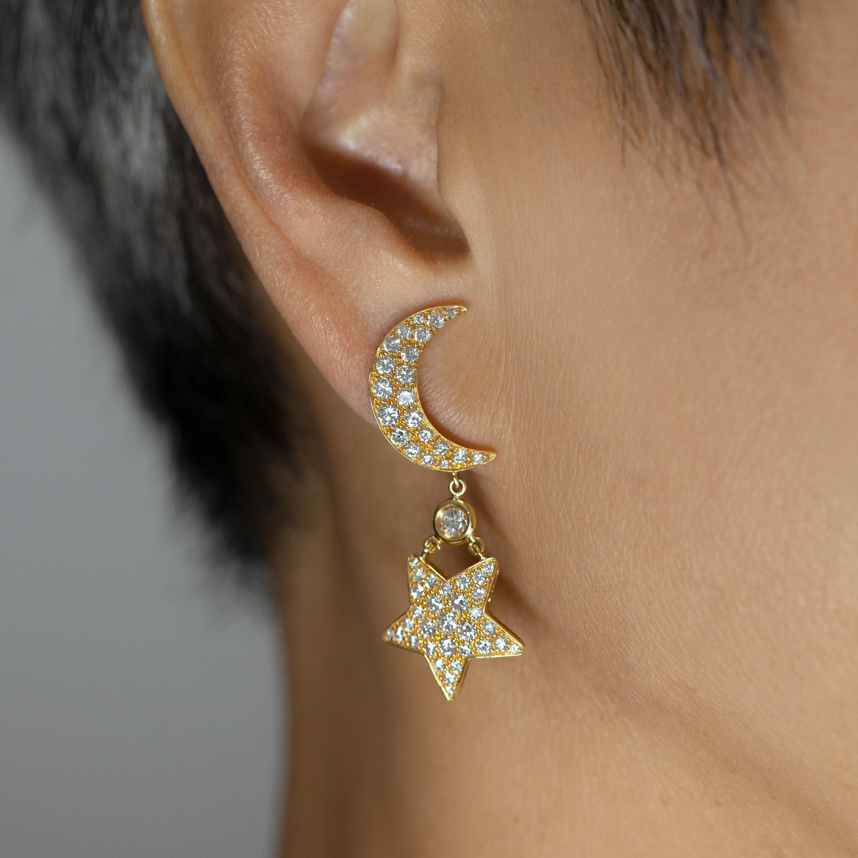 Mouawad 18K Yellow Gold Diamond Crescent moon and Star Drop Earrings (Brillantschliff) im Angebot