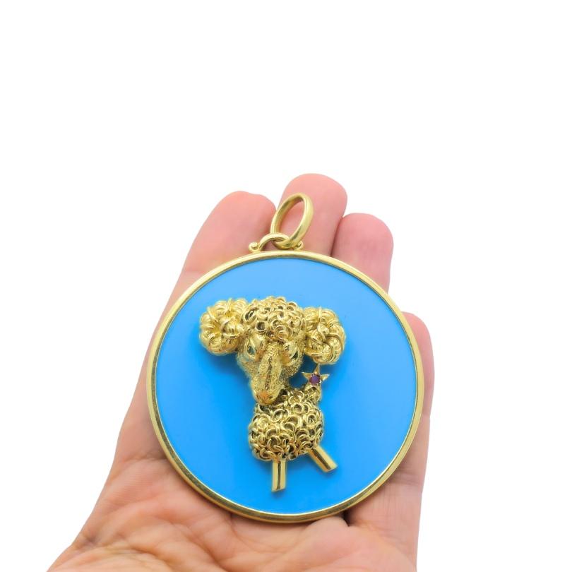 Il ciondolo Aris di Mouawad, realizzato in oro 18k e resina, presenta delle pietre preziose.
Realizzata in oro, la figura centrale dell'ariete si staglia su uno sfondo di resina blu chiaro. Il manto strutturato dell'ariete gli conferisce un aspetto