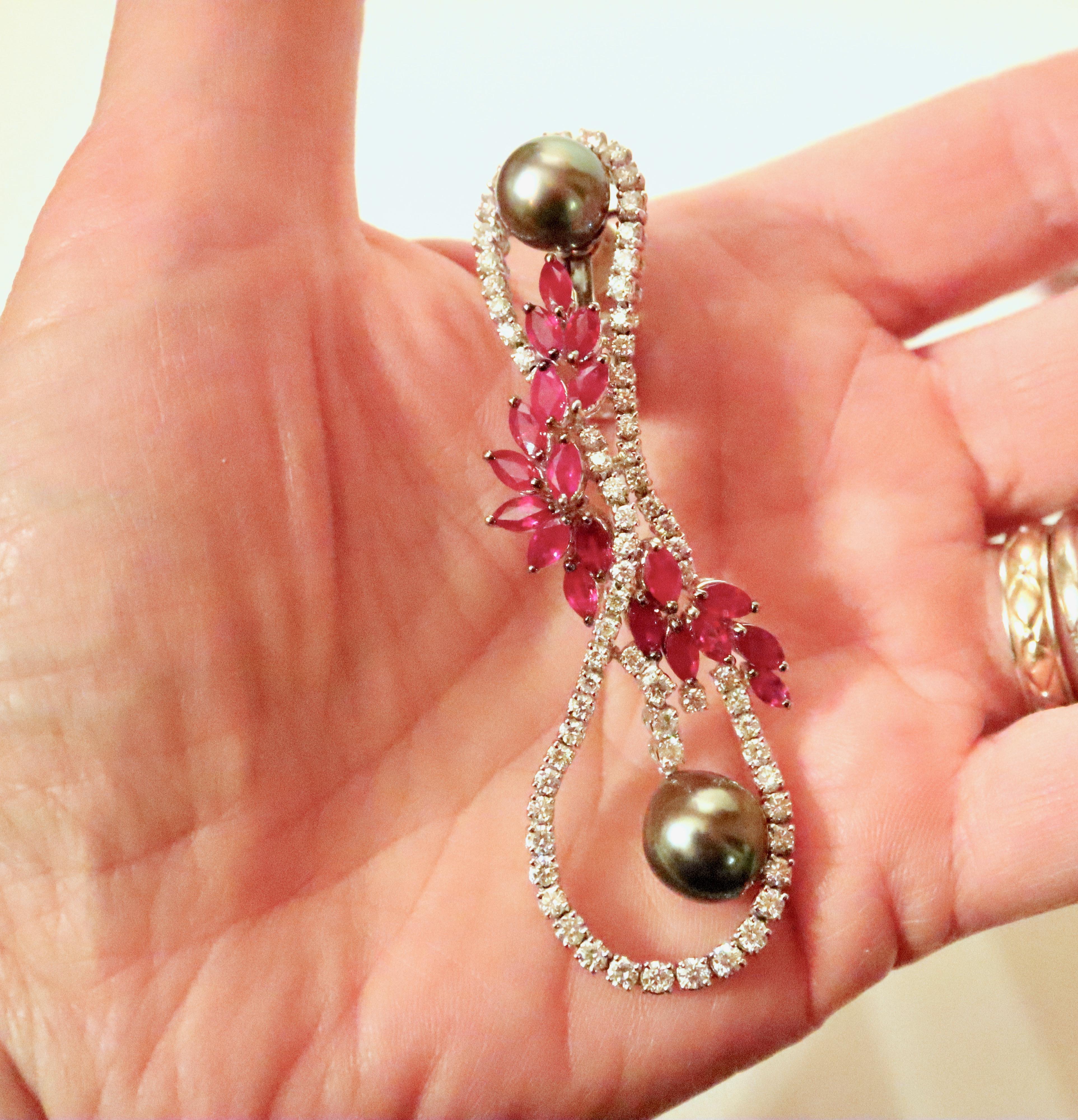 Boucles d'oreilles pendantes Mouawad en diamants de 6 carats et rubis de 11 carats Pour femmes en vente