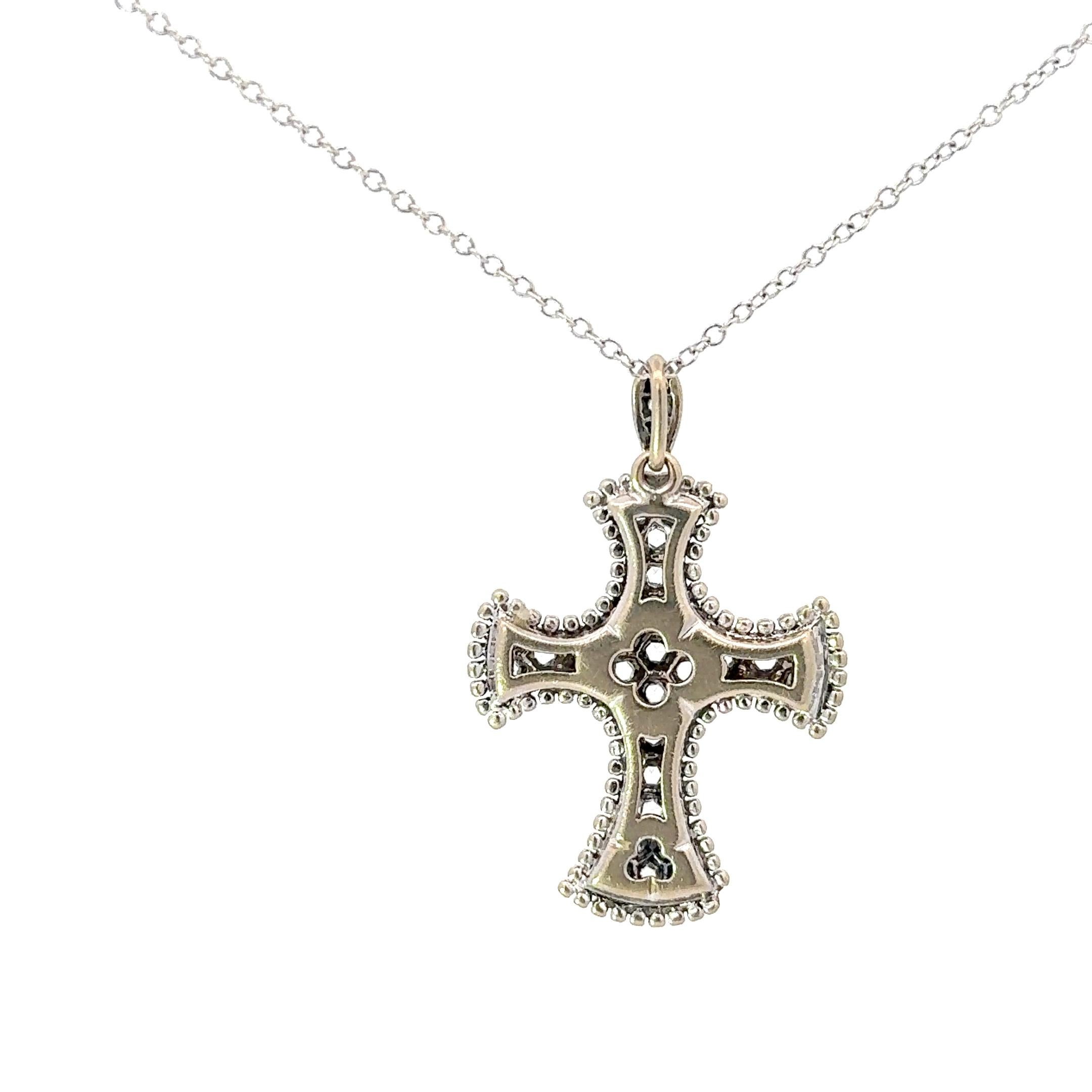 Pendentif croix en diamant Mouawad en or blanc 18 carats. Le pendentif comporte 32 diamants taillés en rose. Il mesure environ 1,5