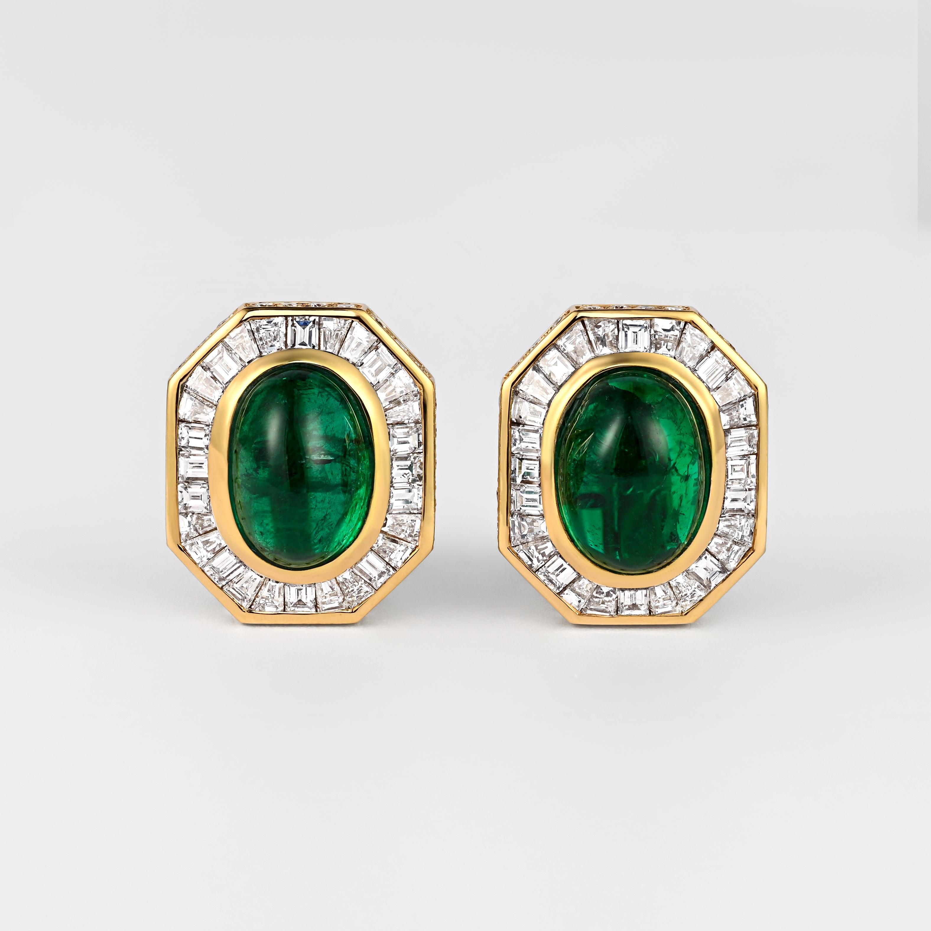 Orecchini a clip con smeraldo dello Zambia e diamanti, taglio cabochon, da 17,3 carati totali certificati GRS. Con 4,71 carati di diamanti taglio baguette che formano un'aureola intorno alla pietra centrale incastonata. Gli smeraldi, 6,63 carati e
