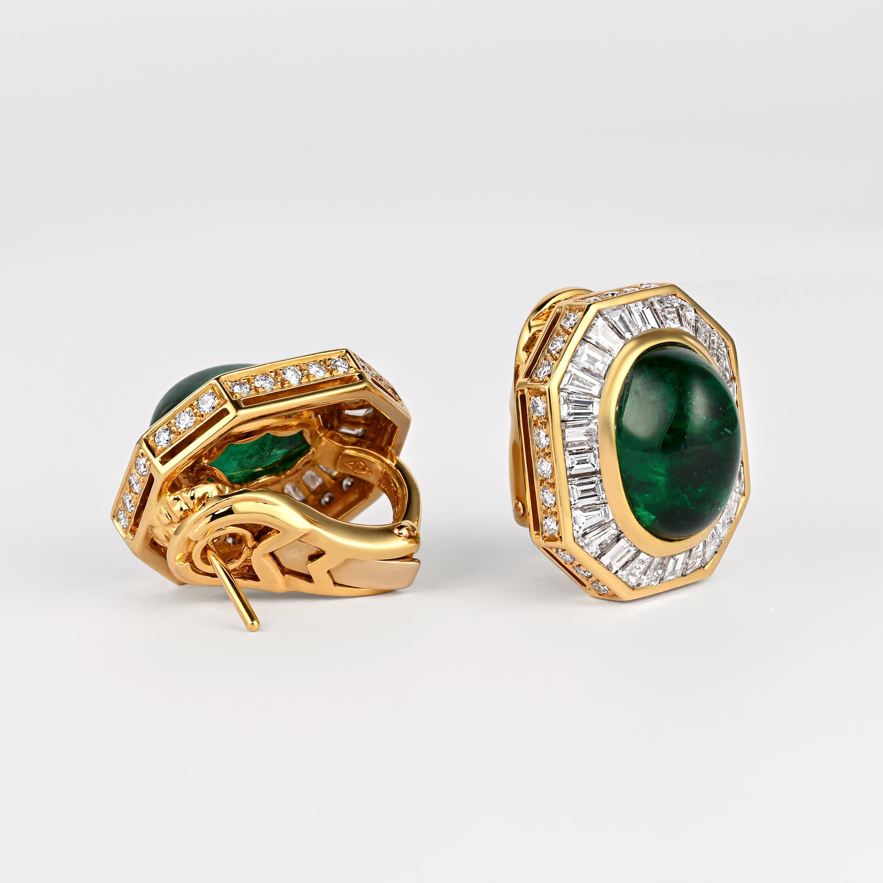 Rétro Orecchini a clip in oro 18k firmati Mouawad con smeraldi verdi e diamanti a raggiera in vendita