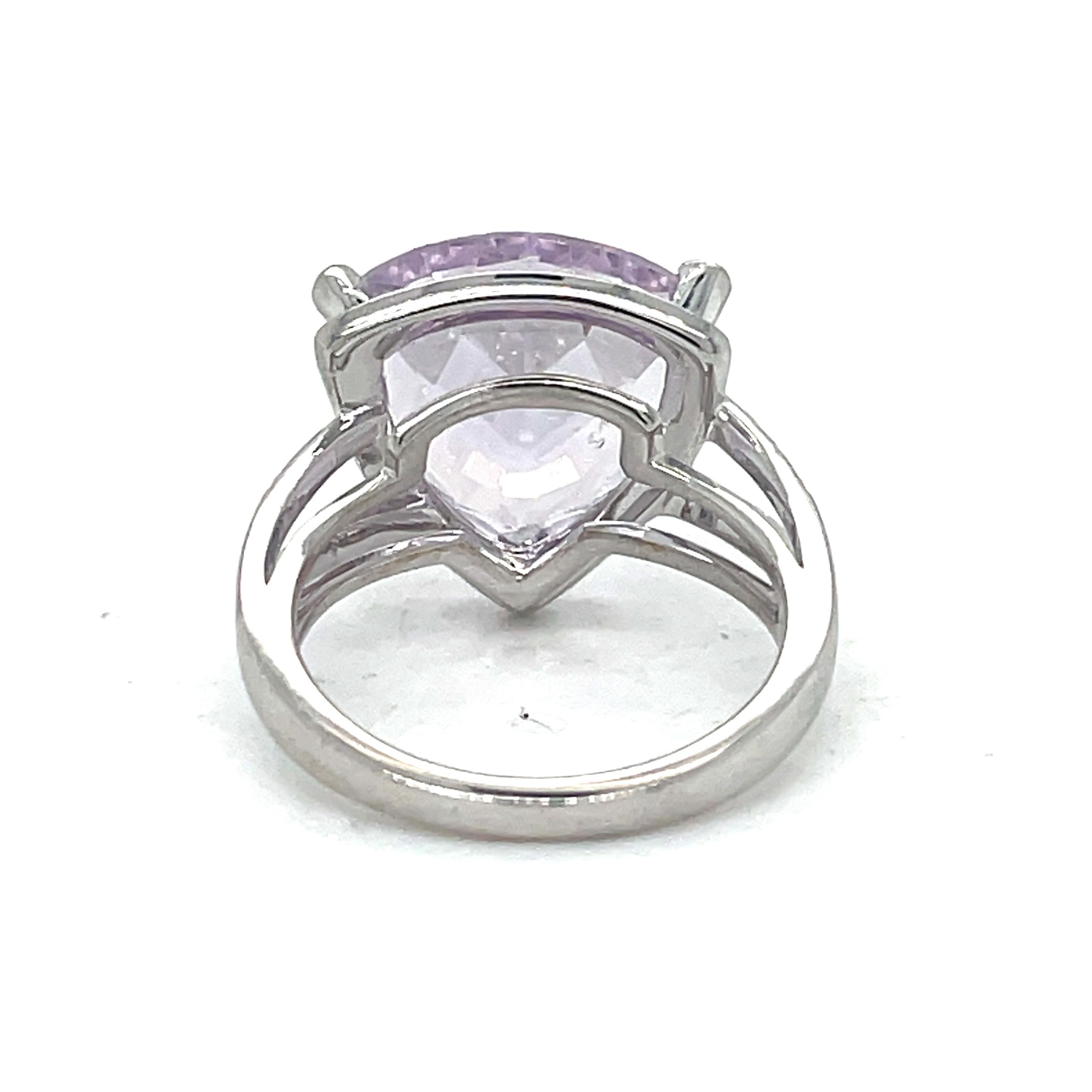 Round Cut Mouboussin Cocktail Ring - Mes Couleurs À Toi, 5CT France rose Amatyst ring For Sale