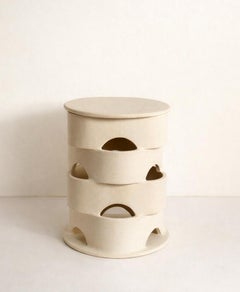 Moucharabieh von Kalou Dubus, Milchweißes Steingut, Skulpturaler Beistelltisch