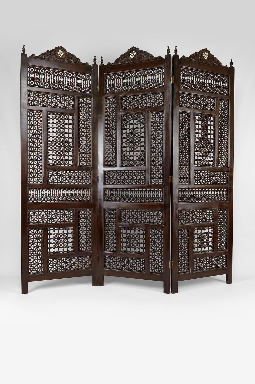 Important oriental Moucharabieh Folding screen / room divider / paravent, 3 wooden panels.

Egypt, 19th century

Carved wood and inlaid with bone.

Good condition.

Dimensions:
height 192 cm
width 180 cm (width of each panel: 60 cm)
depth 3