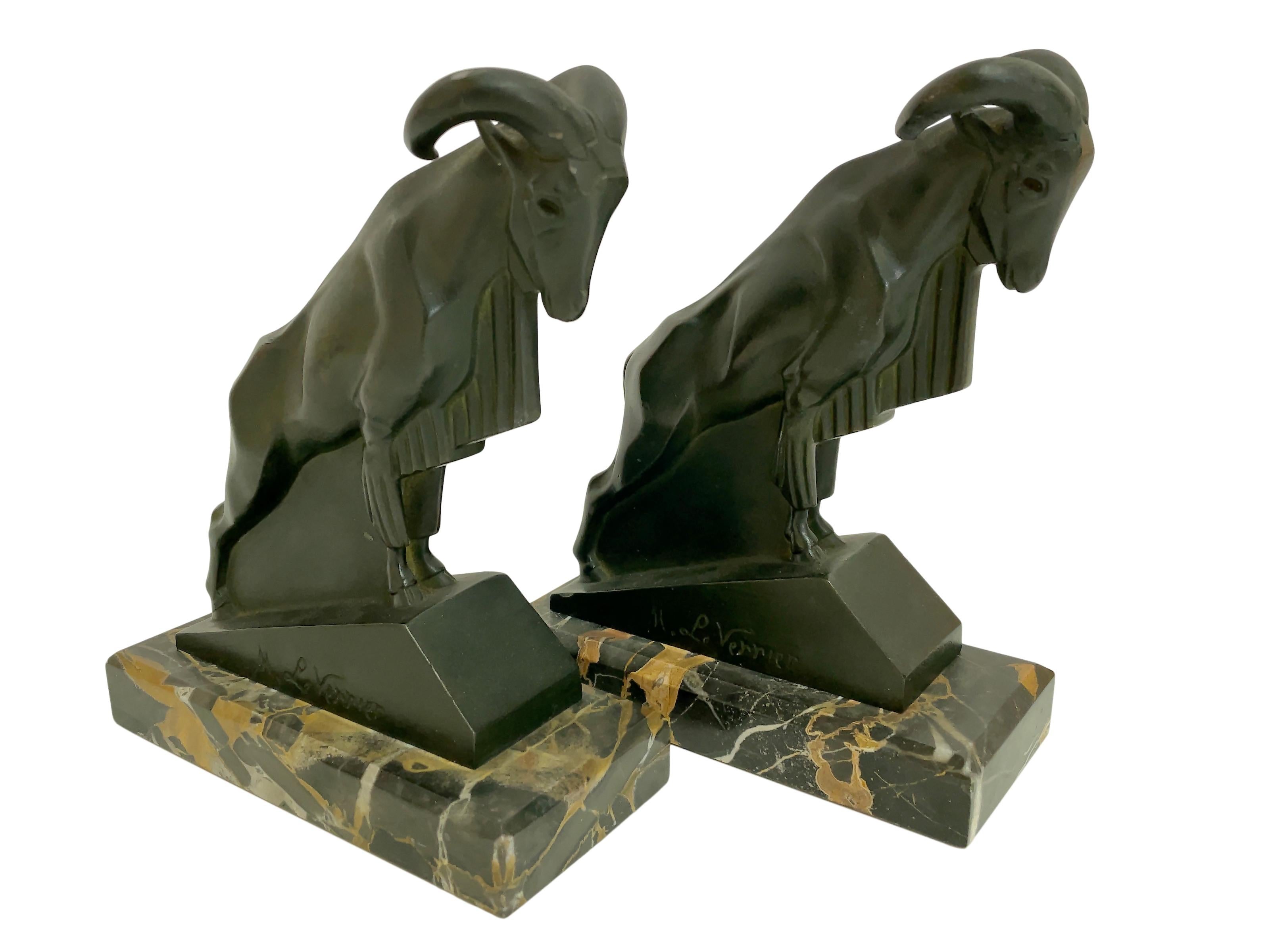 “Mouflon” French serre-livres
Original “Max Le Verrier” (1891-1973), signed
Original Art Deco, France,1930s 

Vintage bookend sculptures of two Aries
Bookends made in spelter (French: “Régule”)
Base / socle: Portor marble (well known in the