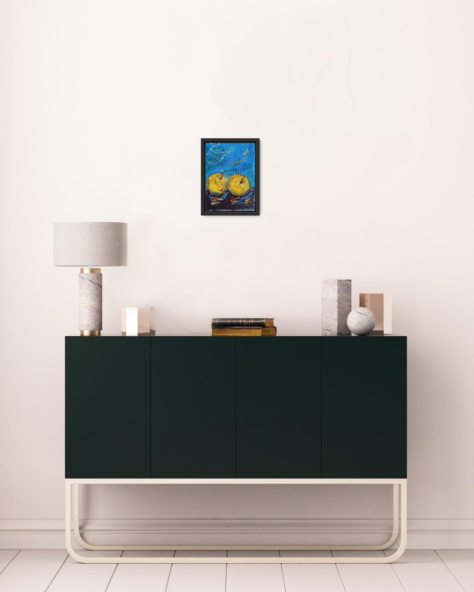 Dieses zeitgenössische abstrakte Stillleben mit zwei goldenen Äpfeln wurde von der französischen Künstlerin Natalya Mougenot geschaffen, deren unverwechselbarer Stil abstrakten Expressionismus, Impressionismus, Art Brut und einen Hauch von Fauvismus