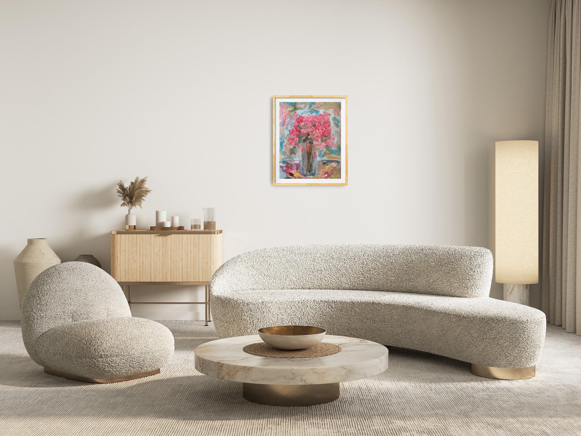 Dieses lebendige Kunstwerk zeigt einen Strauß rosafarbener Blumen in einer Glasvase, umhüllt von ausdrucksstarken, wirbelnden Pinselstrichen. 

Dieses Kunstwerk mit dem Namen 