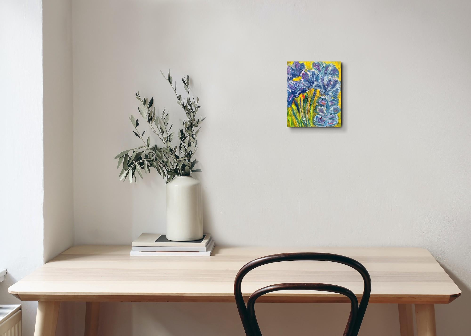 Impressionistisches ausdrucksstarkes Öl-Blumengemälde auf Karton „Iris dreams in bloom“ (Grau), Abstract Painting, von Mougenot Natalya