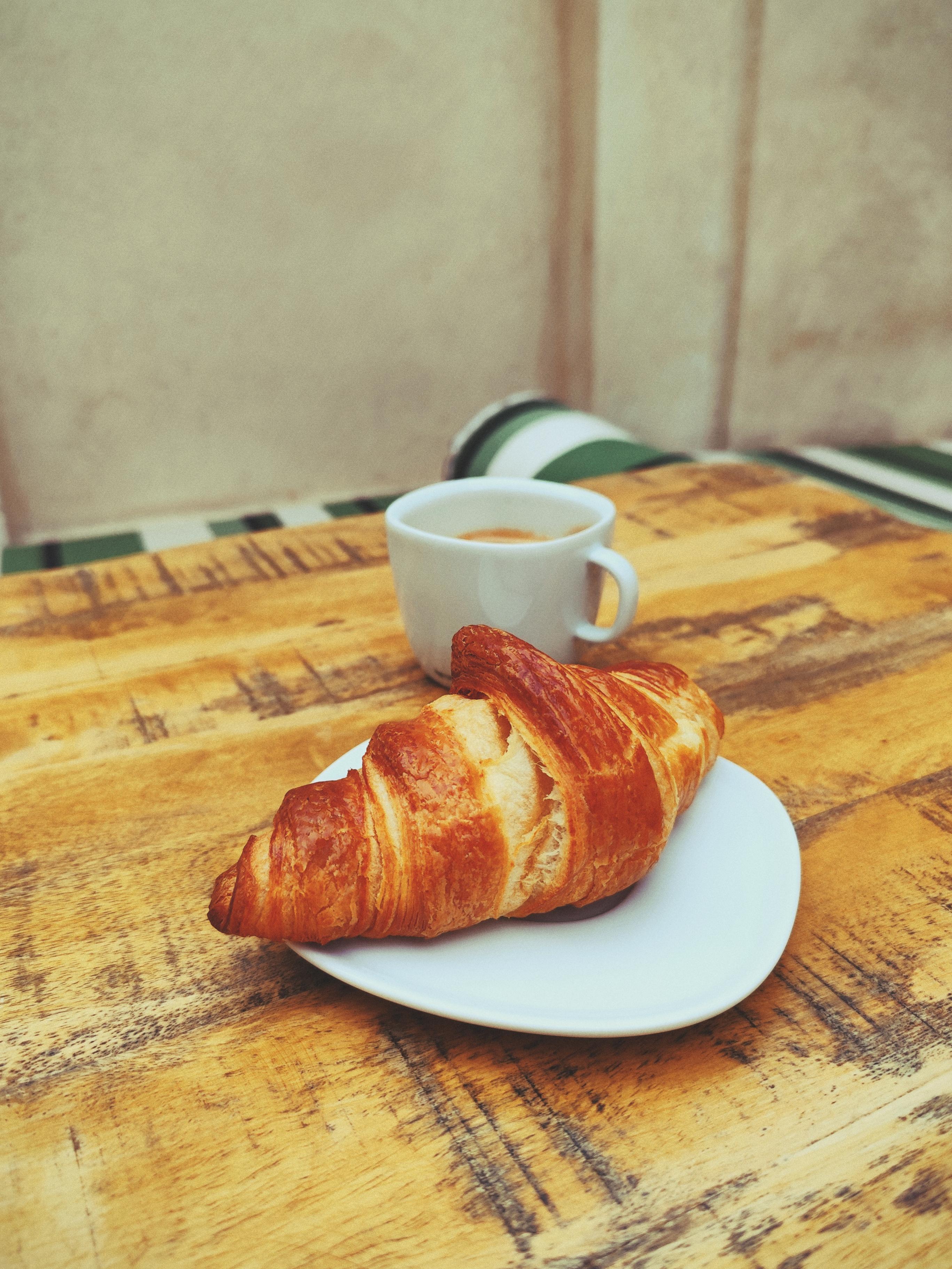 Mougenot Natalya Color Photograph – Zeitgenössische Kunstfotografie/ Fotostillleben "Le french croissant"