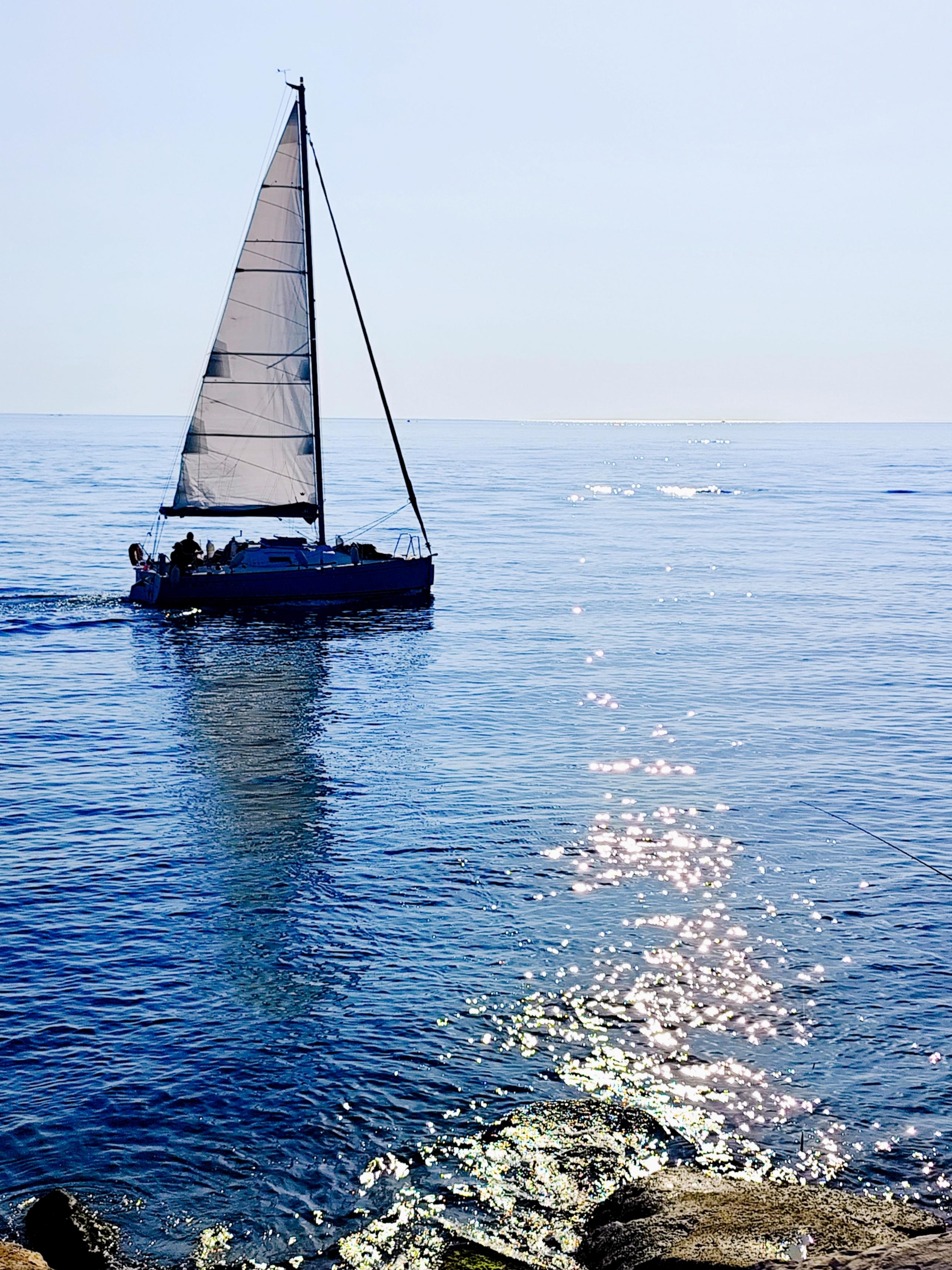 Landscape Photograph Mougenot Natalya - Image contemporaine d'un bateau de mer Photo sur papier premium "Tranquil Voyage"