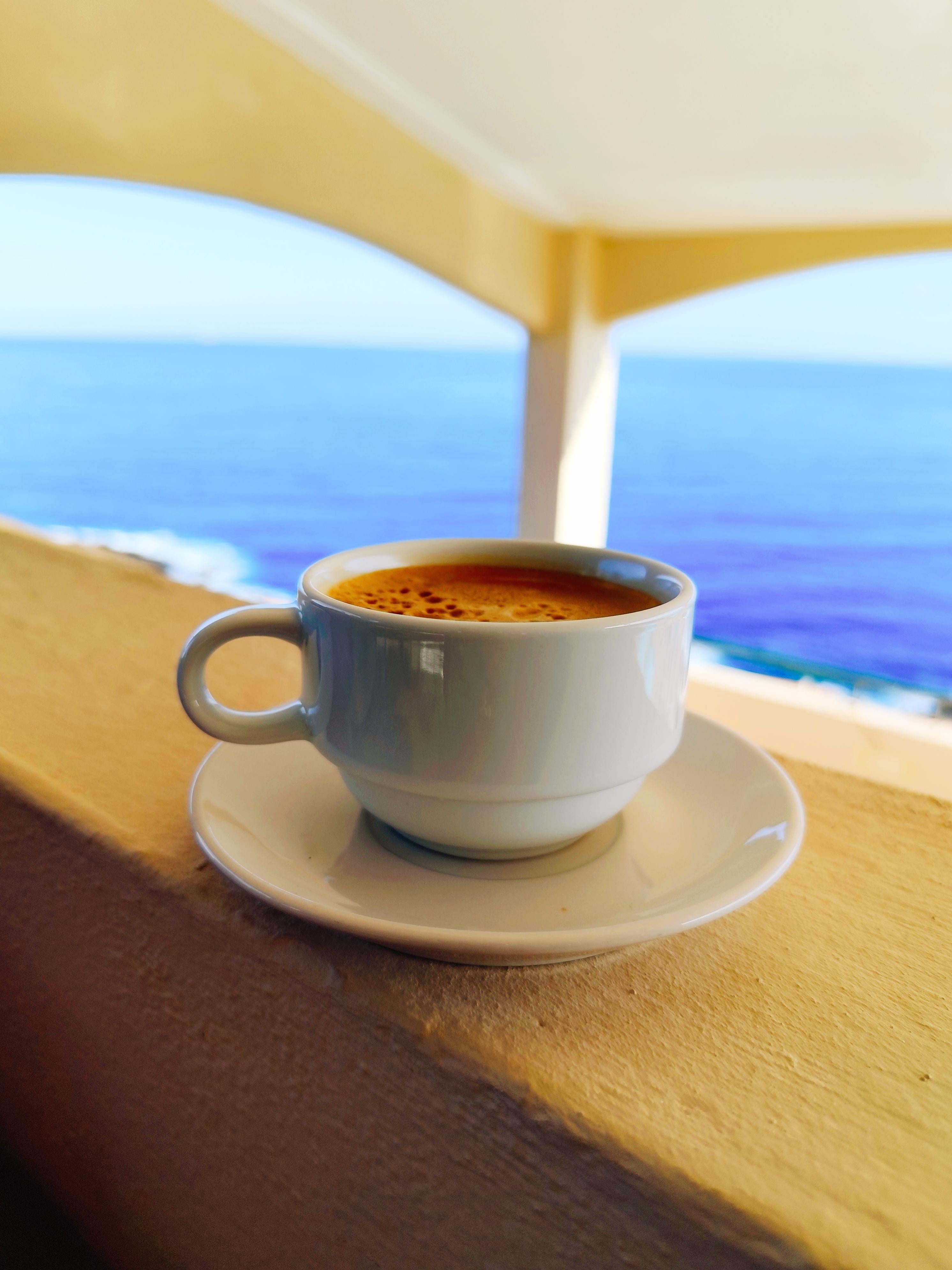 Photo de nature morte minimaliste contemporaine sur papier premium "Espresso by sea".