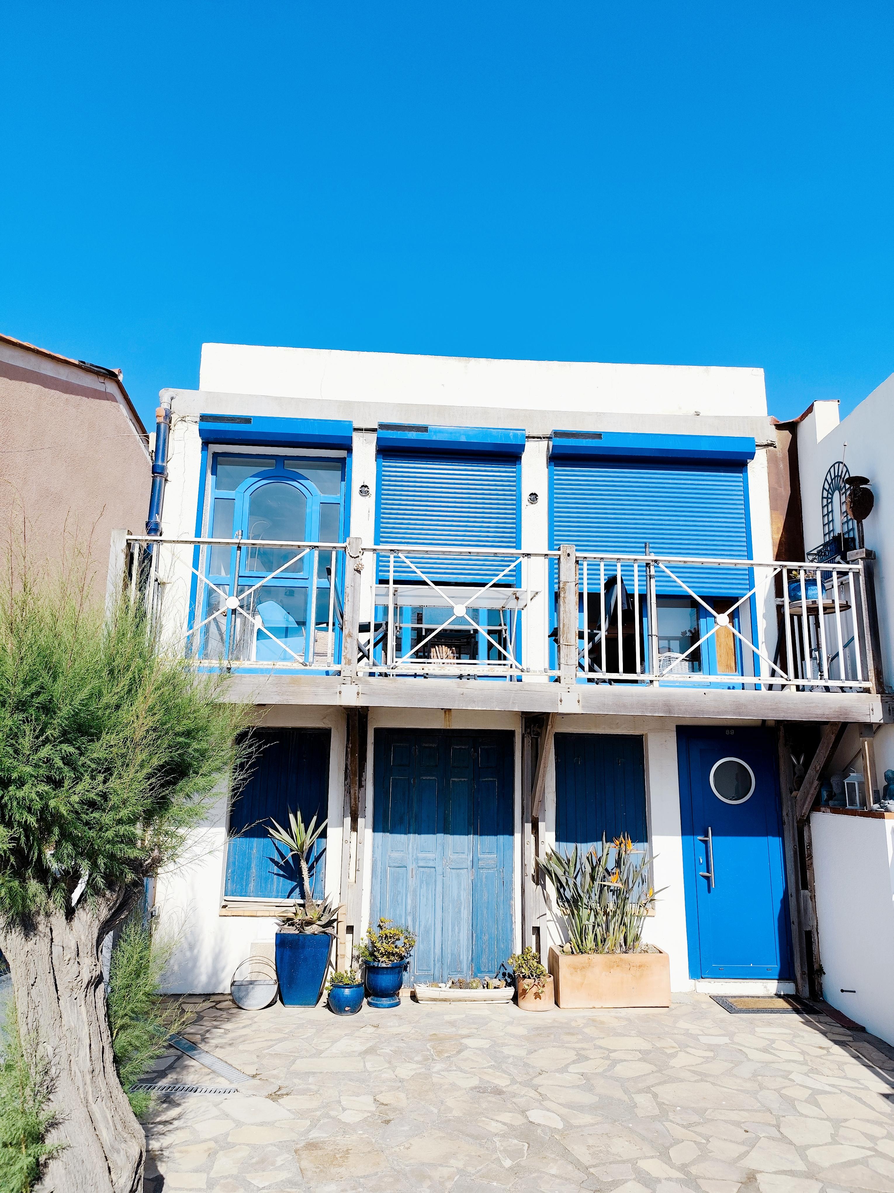 Fotografía artística moderna de casa en la playa en papel mate premium "Casa Azul"