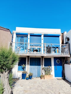 Foto moderna di una casa sulla spiaggia su carta premium opaca "Blue House".