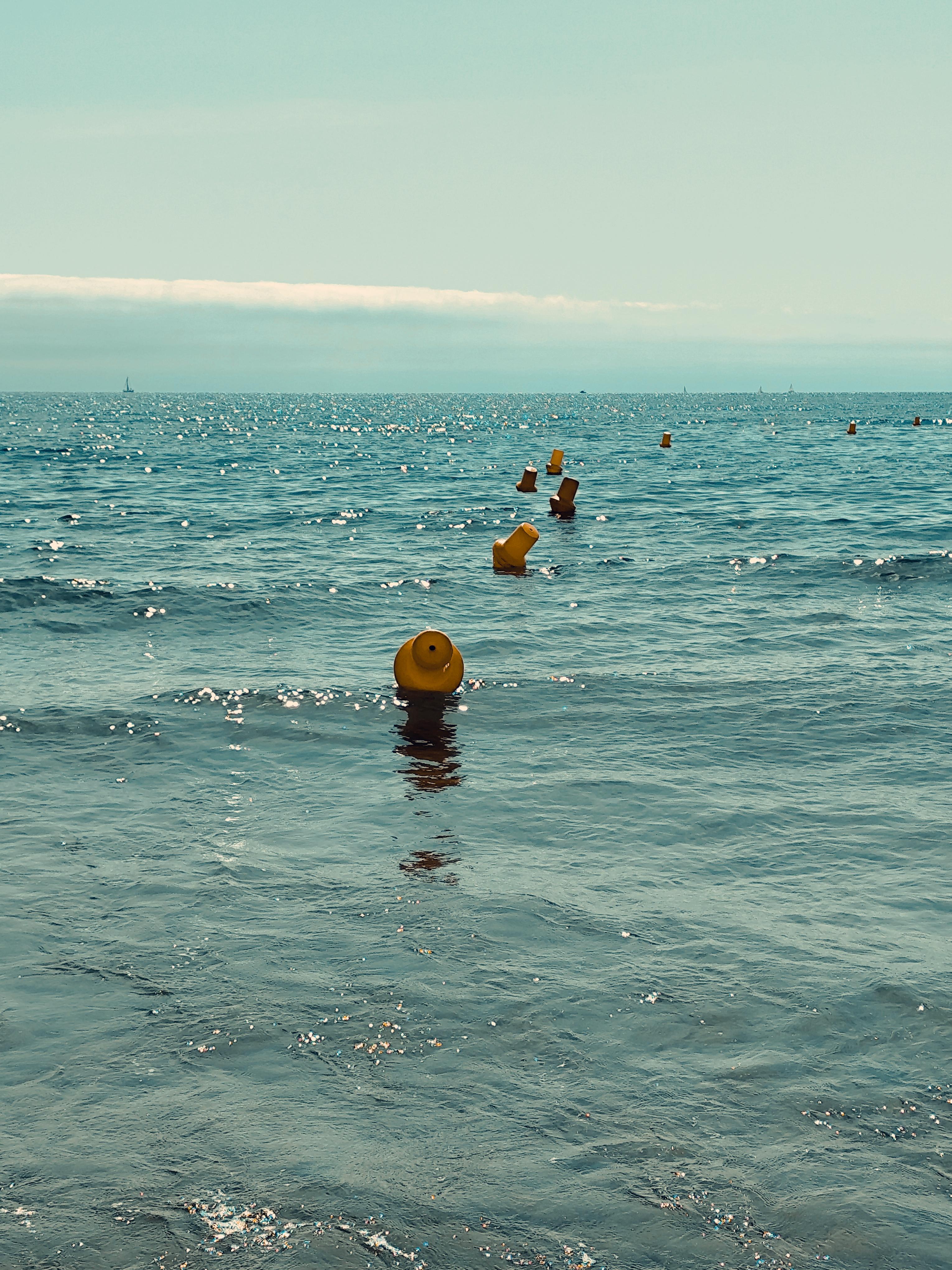 Landscape Photograph Mougenot Natalya - Photo d'art moderne nature mer plage sur papier mat premium "Bouées jaunes".
