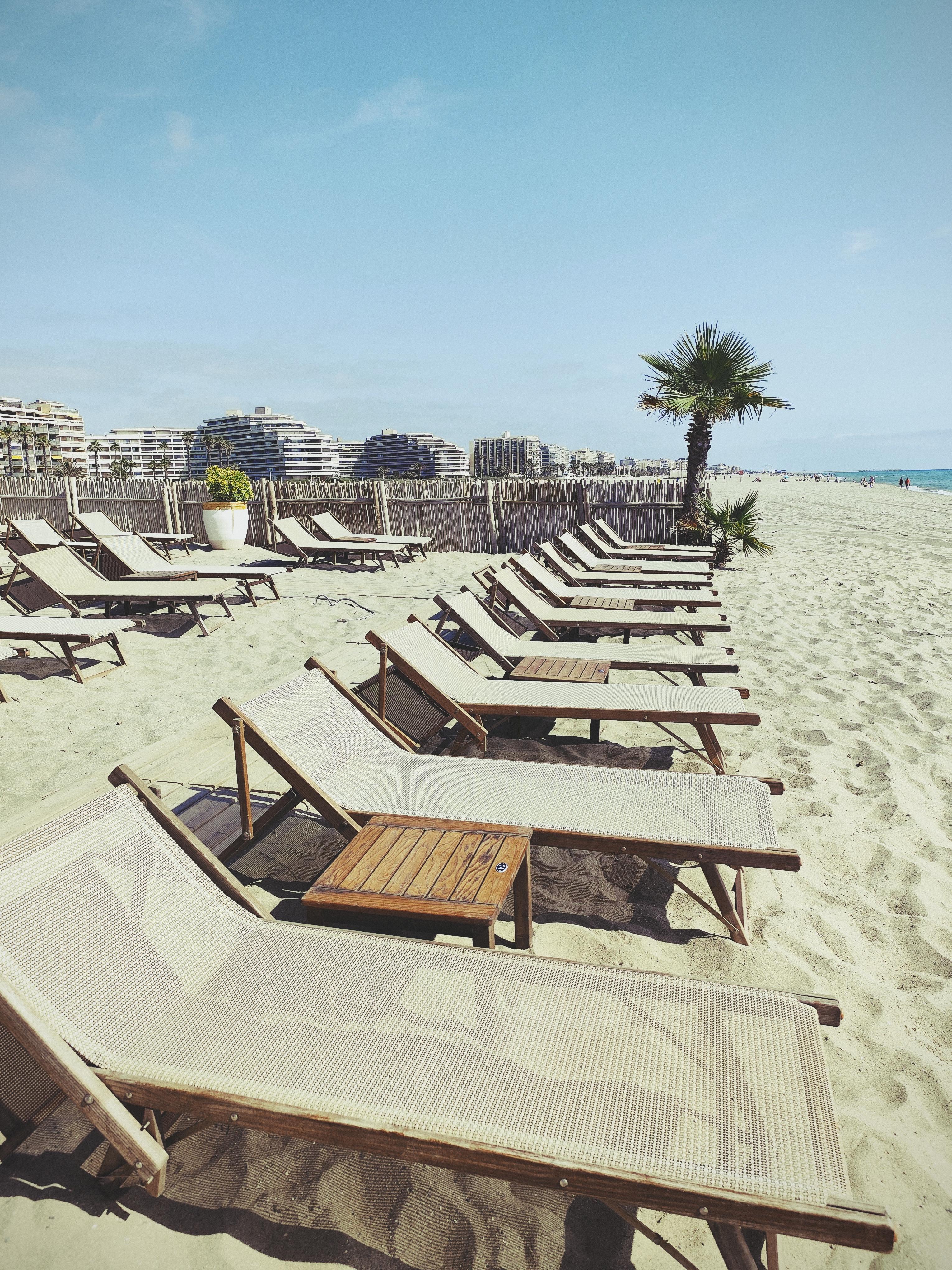 Landscape Photograph di Mougenot Natalya - Foto moderna fine art su carta opaca premium "Beach time" Limited Edt