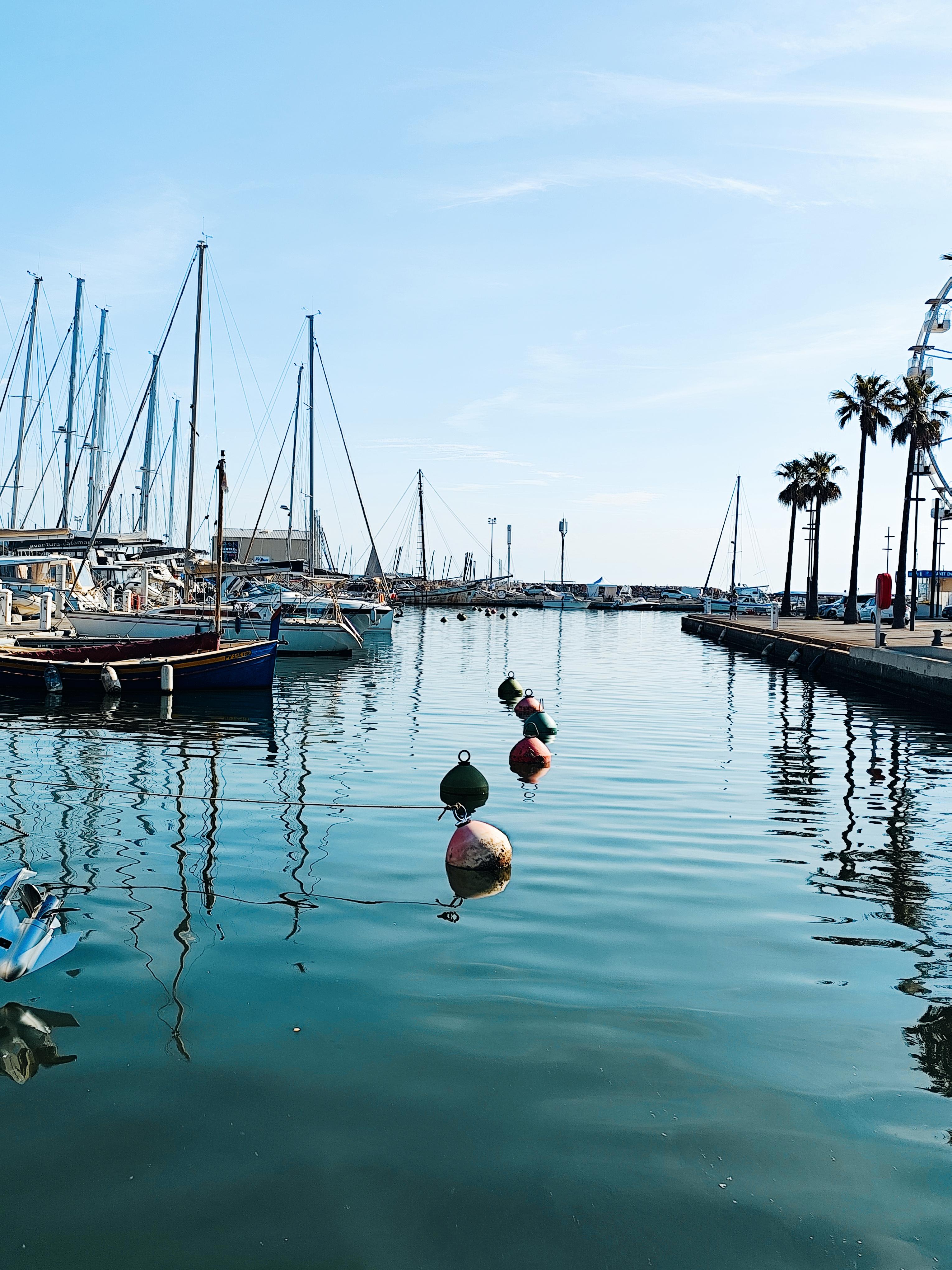 Color Photograph Mougenot Natalya - Photo d'art moderne sur papier mat de première qualité "Buyos et yachts au repos".