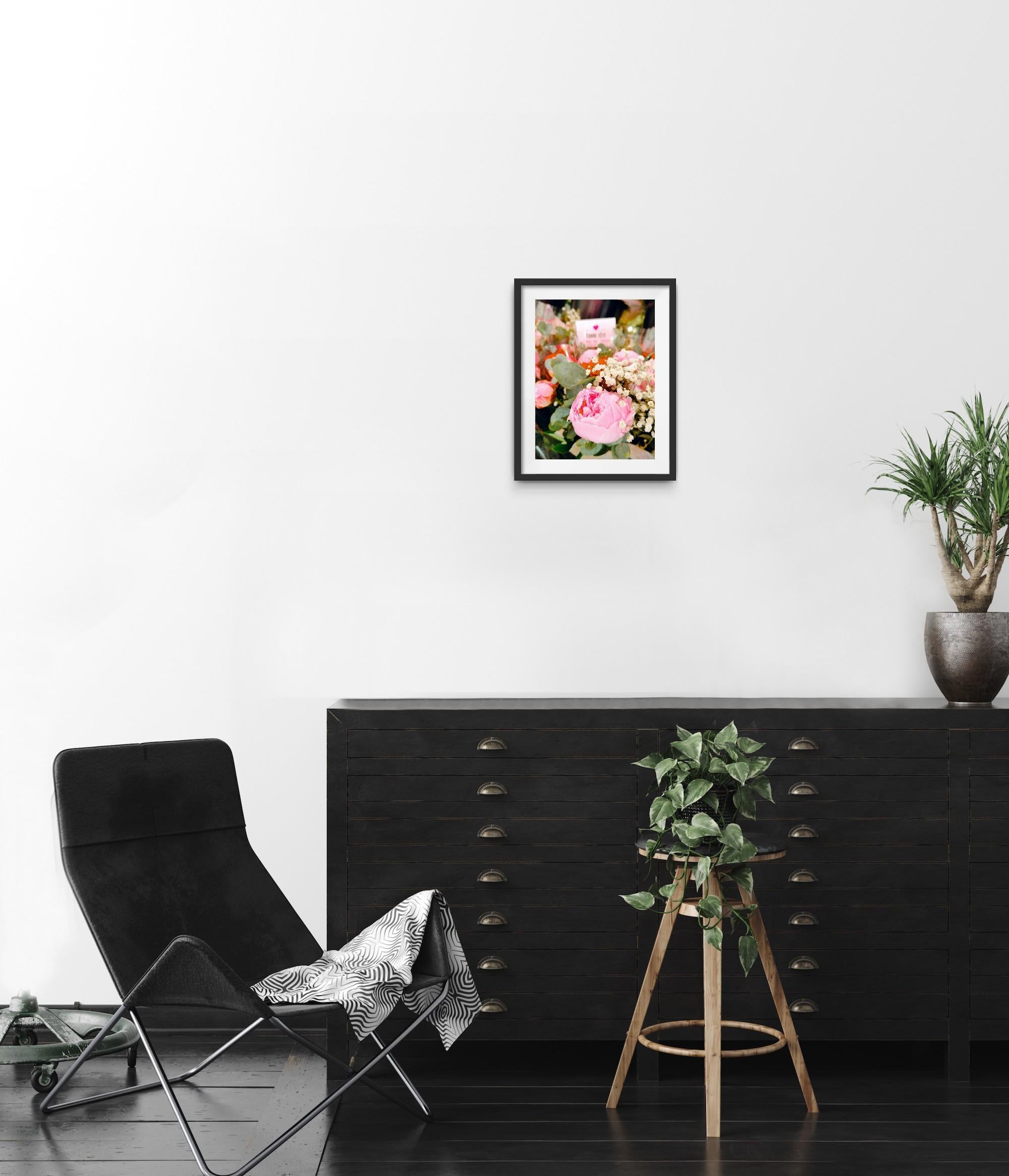 Bouquet de fleurs, photographie d'art moderne, édition limitée 2025 - Beige Still-Life Photograph par Mougenot Natalya