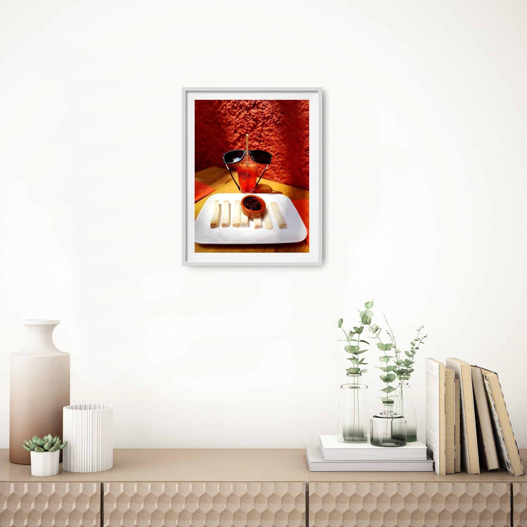 Moderner Stillleben-Fotodruck der modernen Kunst „My grenadine drink moment“ limitierte Auflage – Photograph von Mougenot Natalya
