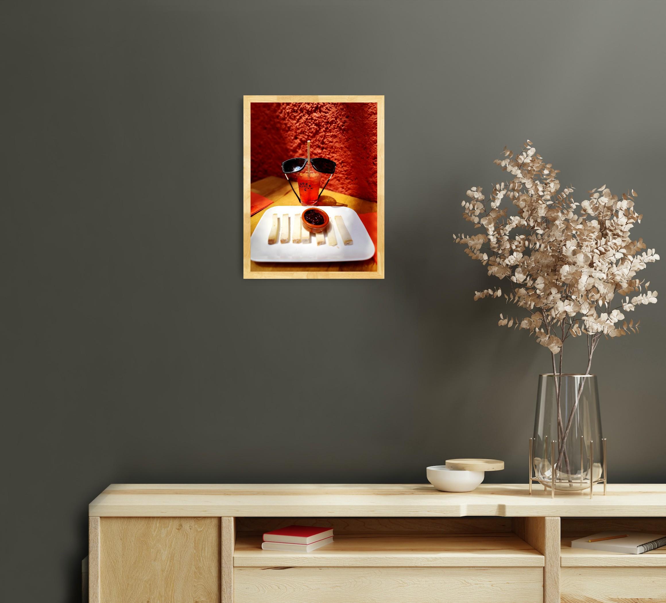 Moderner Stillleben-Fotodruck der modernen Kunst „My grenadine drink moment“ limitierte Auflage (Fotorealismus), Photograph, von Mougenot Natalya