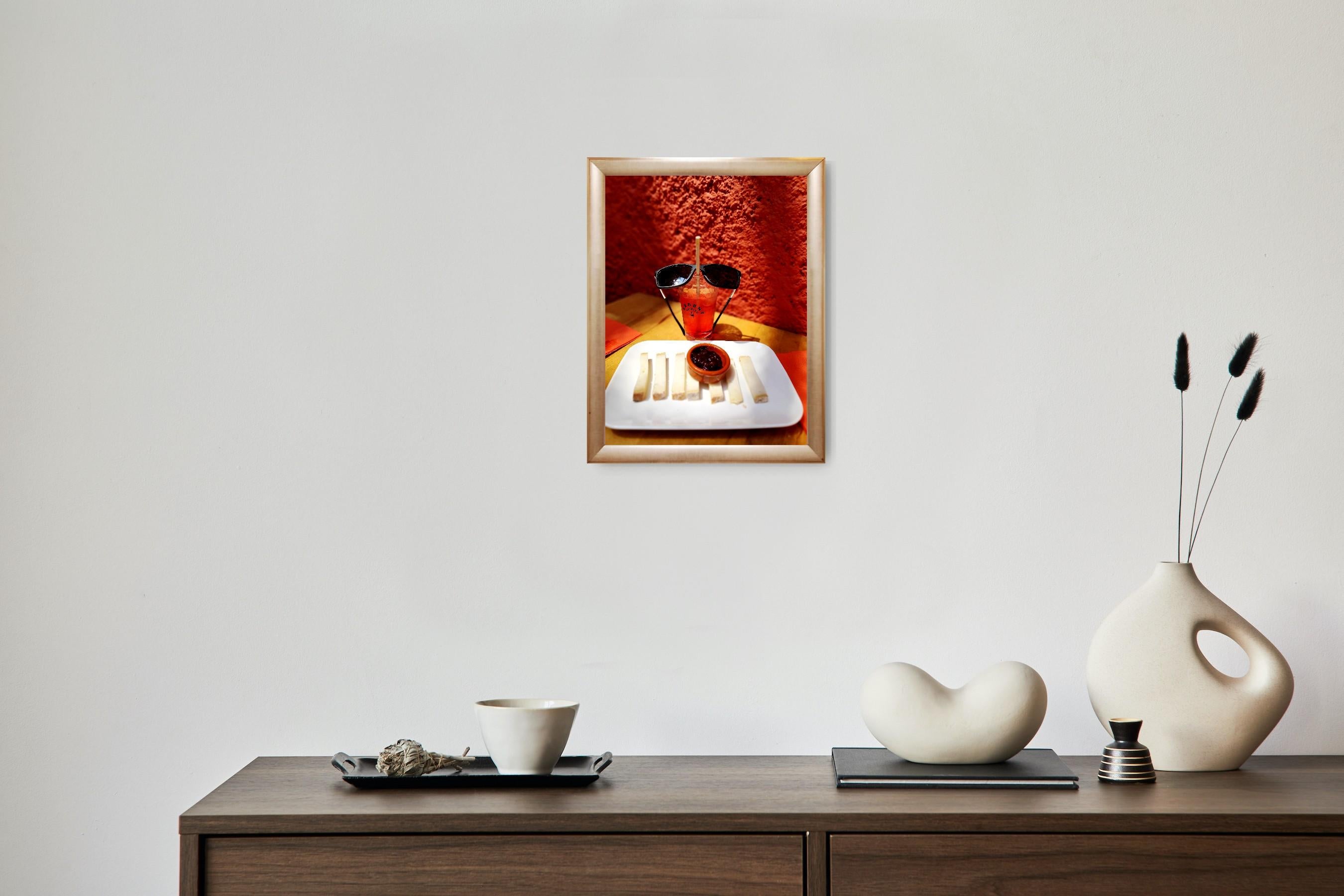 Moderner Stillleben-Fotodruck der modernen Kunst „My grenadine drink moment“ limitierte Auflage (Rot), Color Photograph, von Mougenot Natalya
