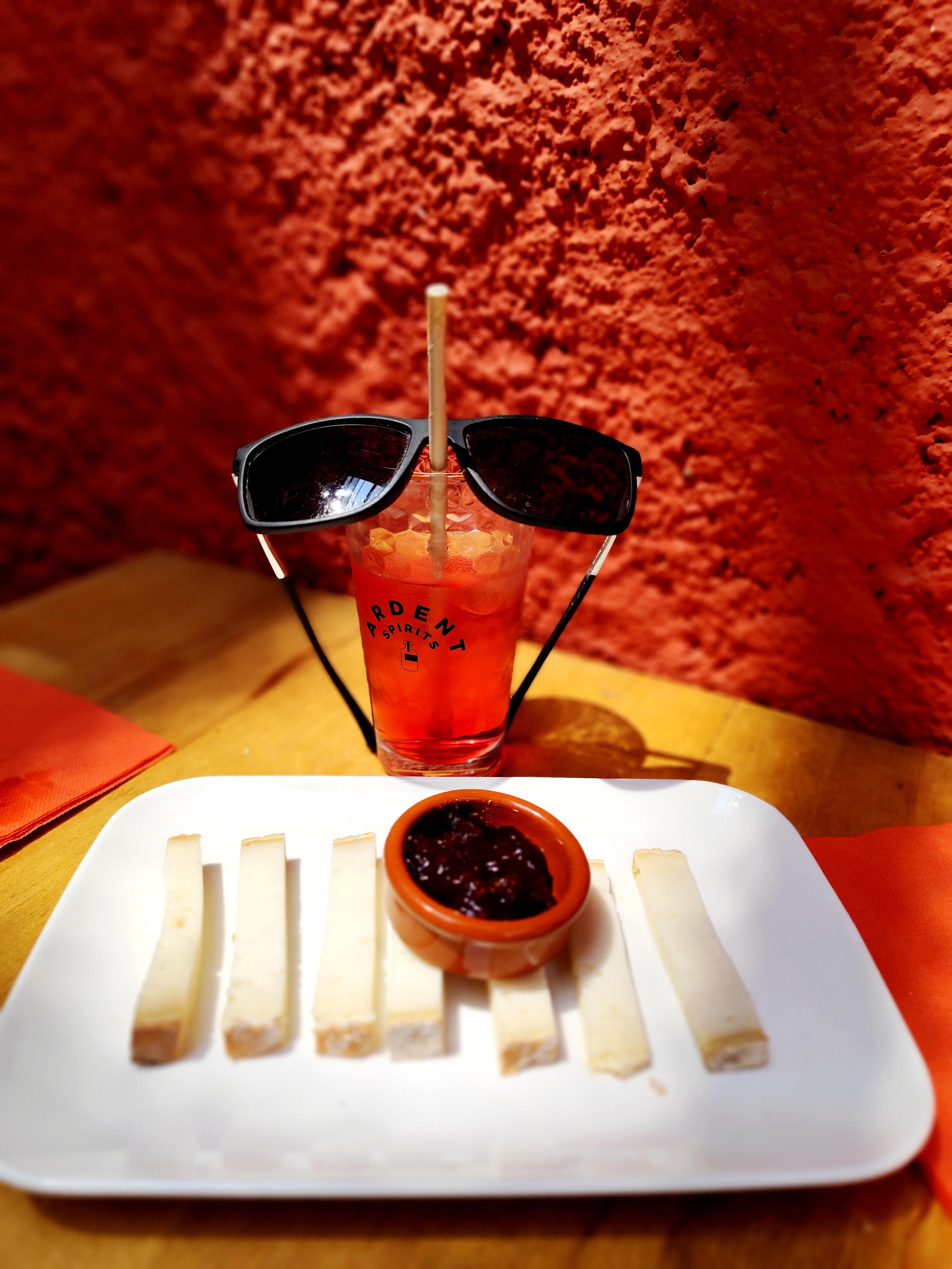 Mougenot Natalya Color Photograph – Moderner Stillleben-Fotodruck der modernen Kunst „My grenadine drink moment“ limitierte Auflage