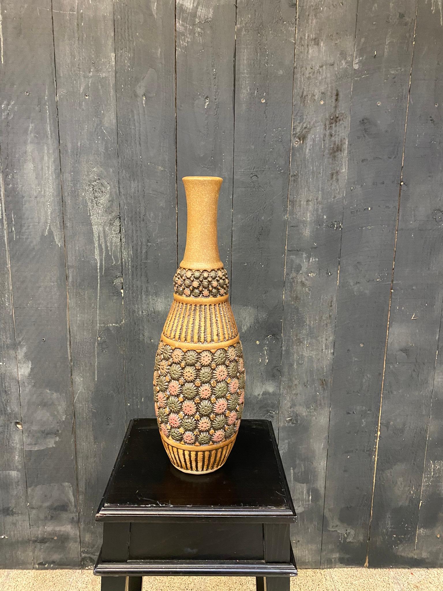 Mougin a Nancy. Vase mit gestrecktem Hals aus Sandstein mit Details aus Blumensamen, signiert Joseph Mougin.