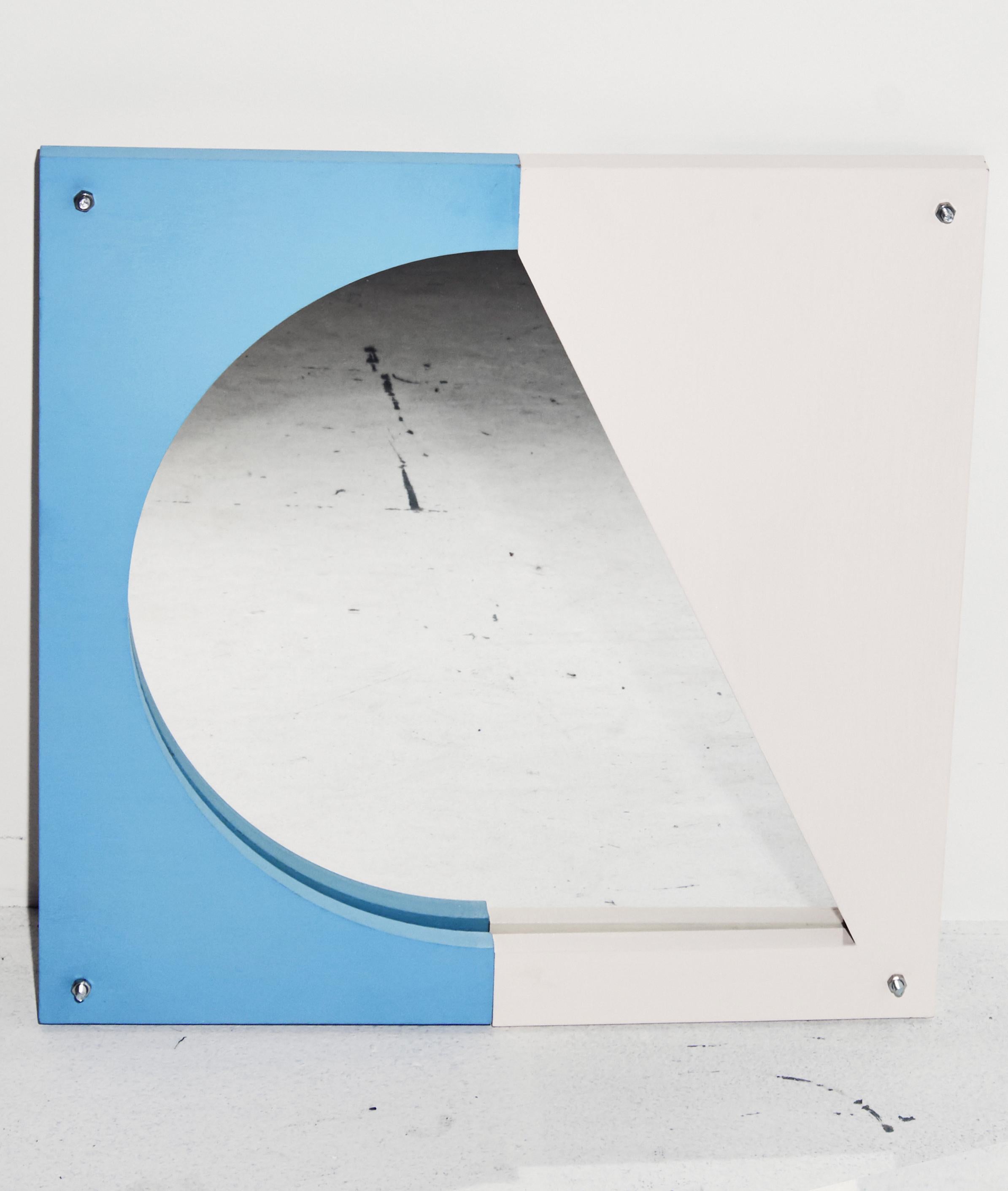 Specchio a stampo II di Theodora Alfredsdottir.
Pezzo unico.
Materiali: MDF.
Dimensioni: 40 x 40 x 3 cm.

Theodora Alfredsdottir è uno studio di product design con sede a Londra. 
Theodora è una designer di prodotti islandese. Ha conseguito