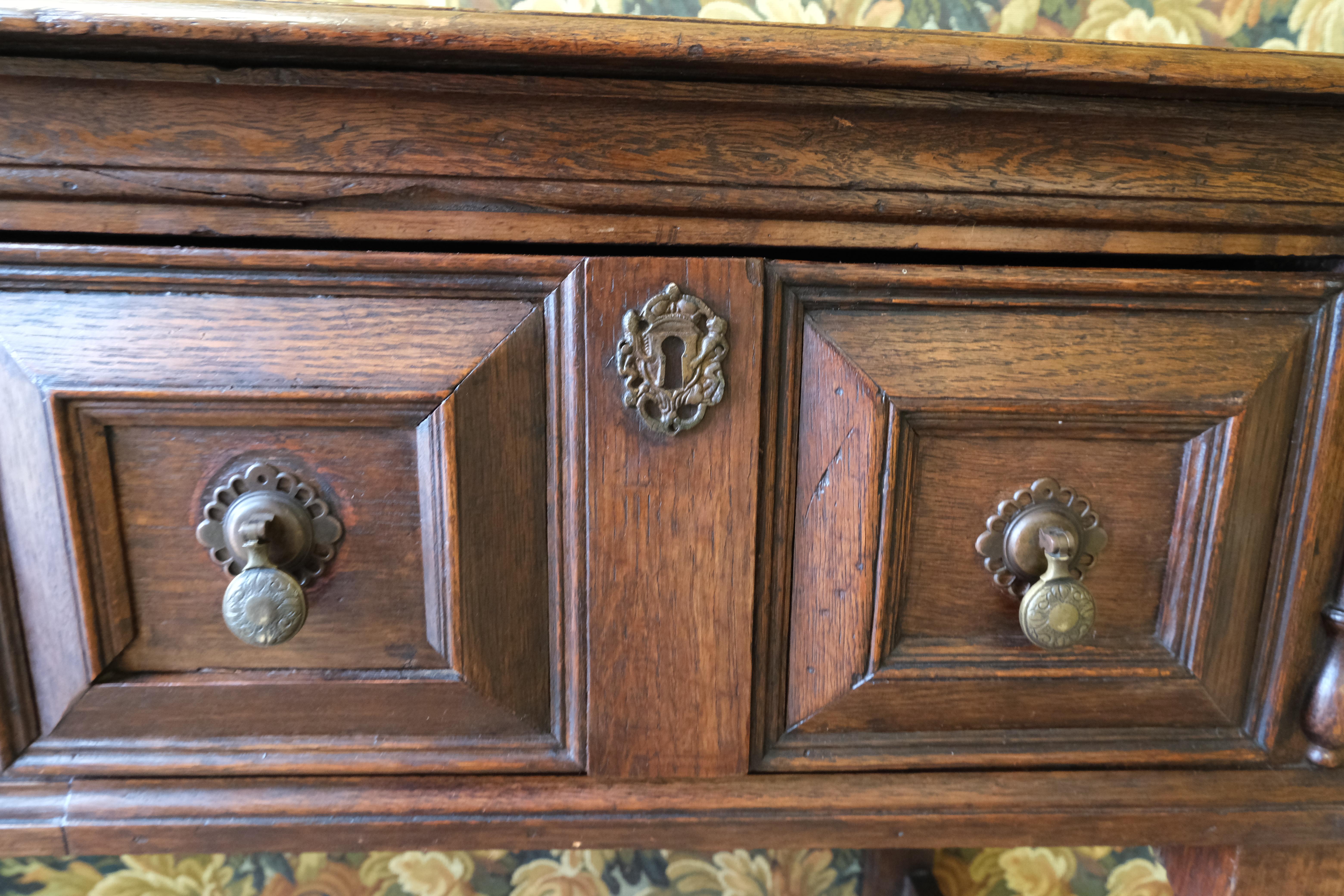 Moulded front dresser base In Good Condition In Cheltenham, GB
