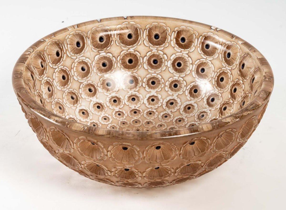 Moulded Glass Bowl by René Lalique, Art Deco Period, Circa 1930. For Sale 1