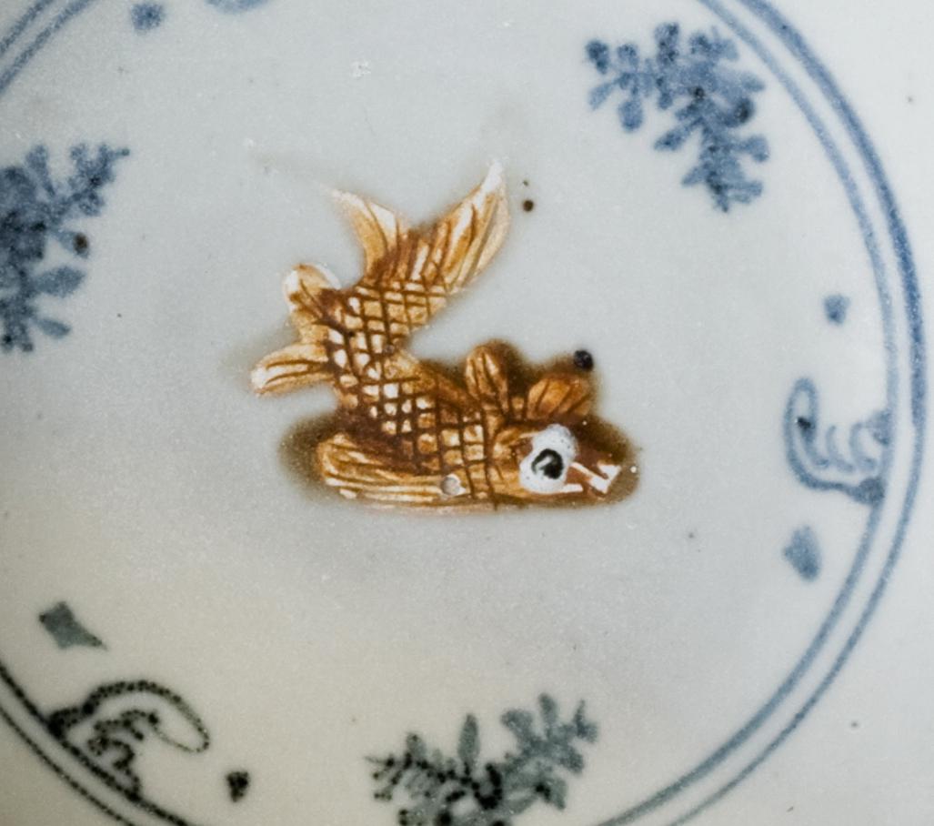 Chinois Plat moulé à poisson rouge bleu et blanc, Dynastie Ming en vente