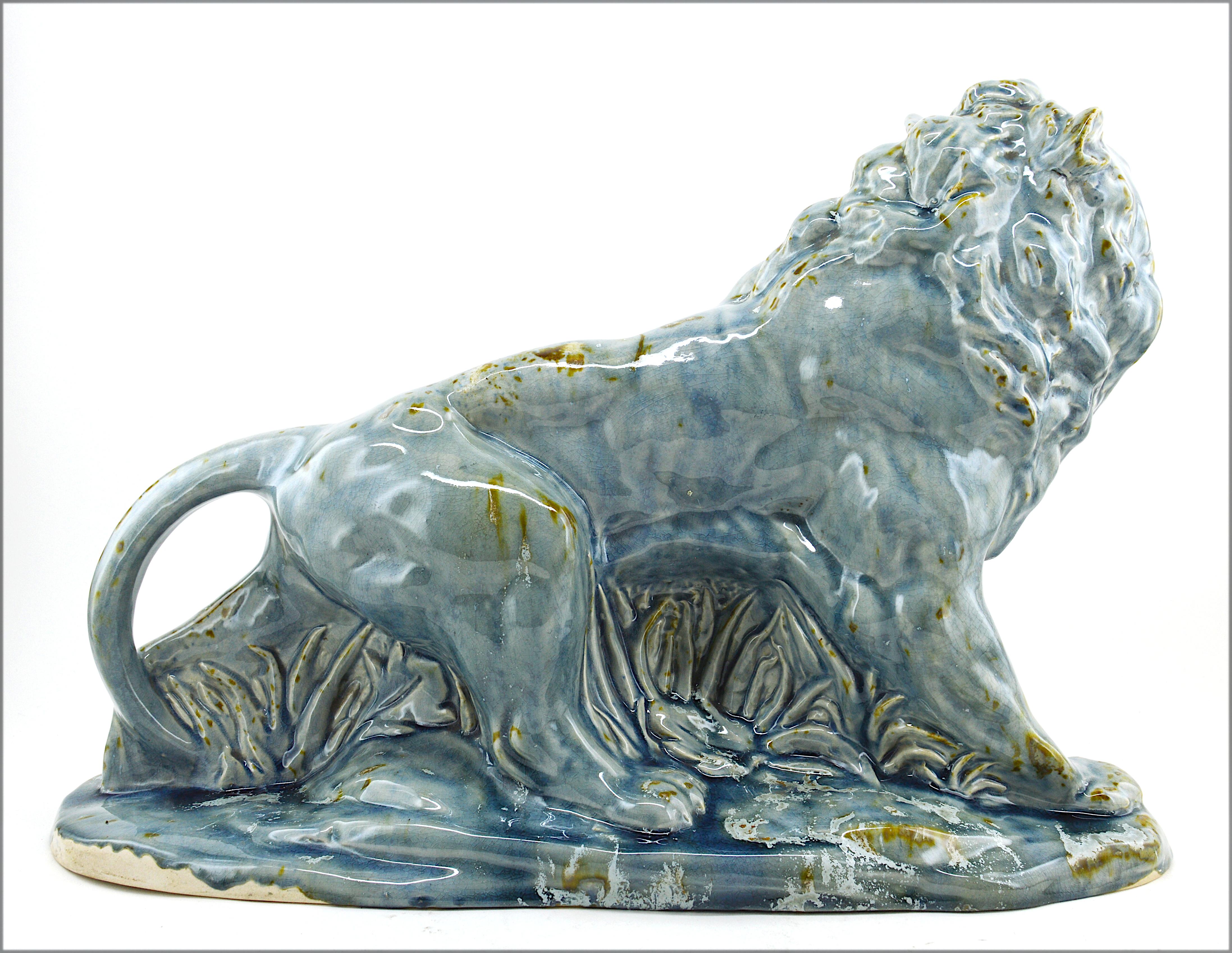 Francese Moulin-des-Loups, Orchies, Statua di Leone in ceramica Art Deco, 1920 in vendita