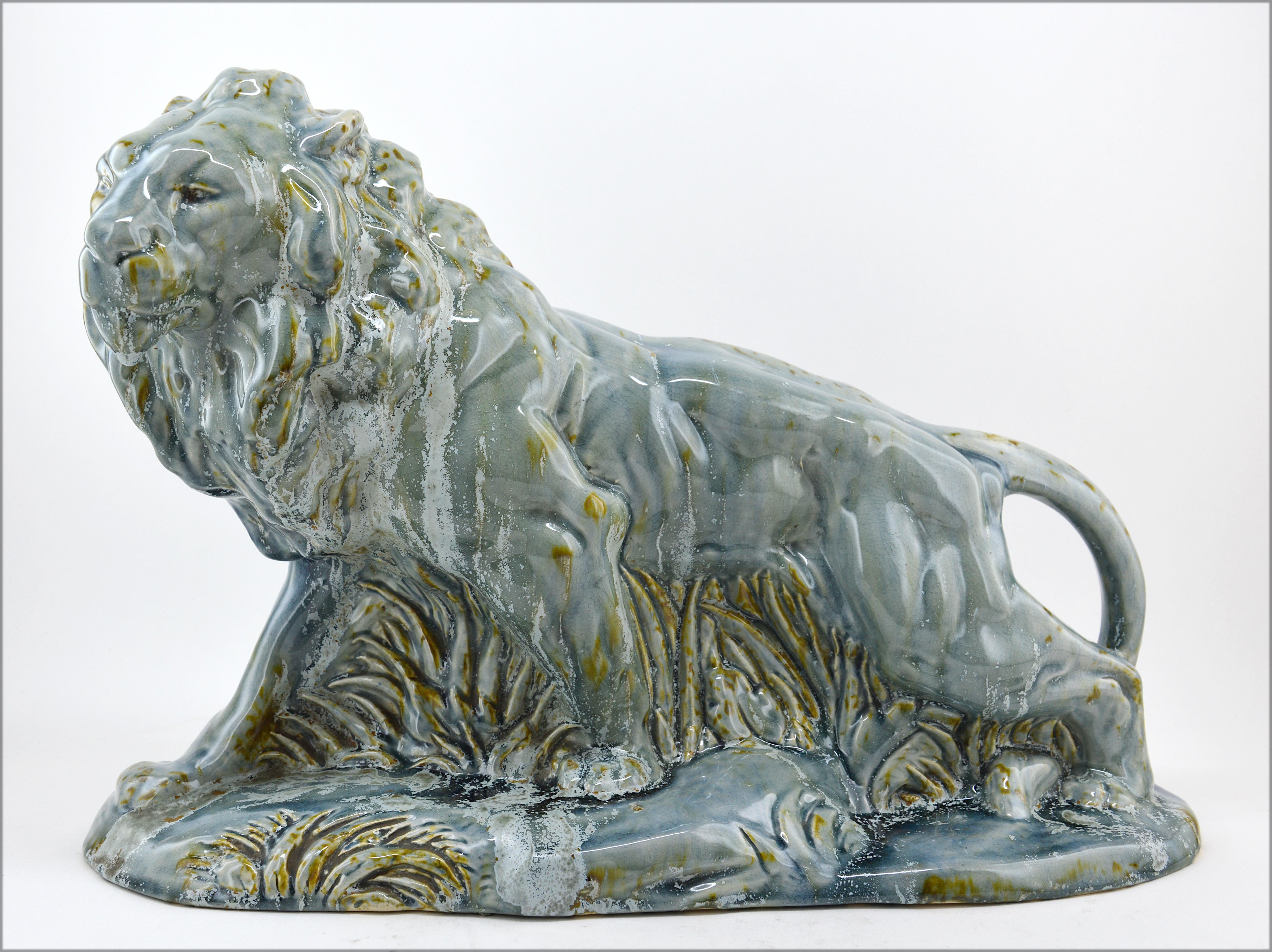 Inizio XX secolo Moulin-des-Loups, Orchies, Statua di Leone in ceramica Art Deco, 1920 in vendita
