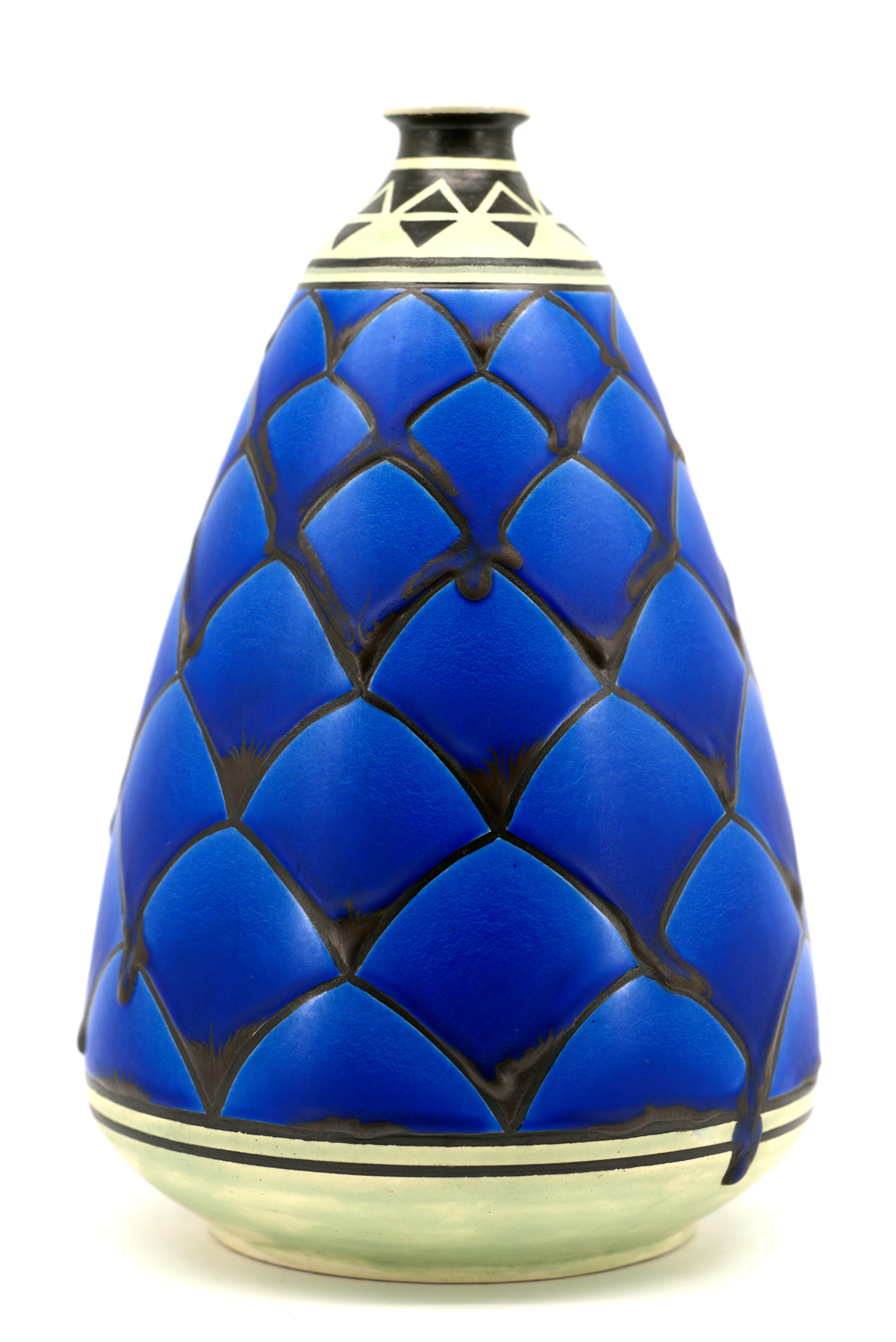 Paire de vases en céramique Art déco par Moulin-des-Loups (Orchies-Hamage), France, années 1920 - Décor d'échelle bleu profond

Superbe paire de vases en céramique Art déco de Moulin-des-Loups (Orchies-Hamage), France, datant des années 1920. Chaque