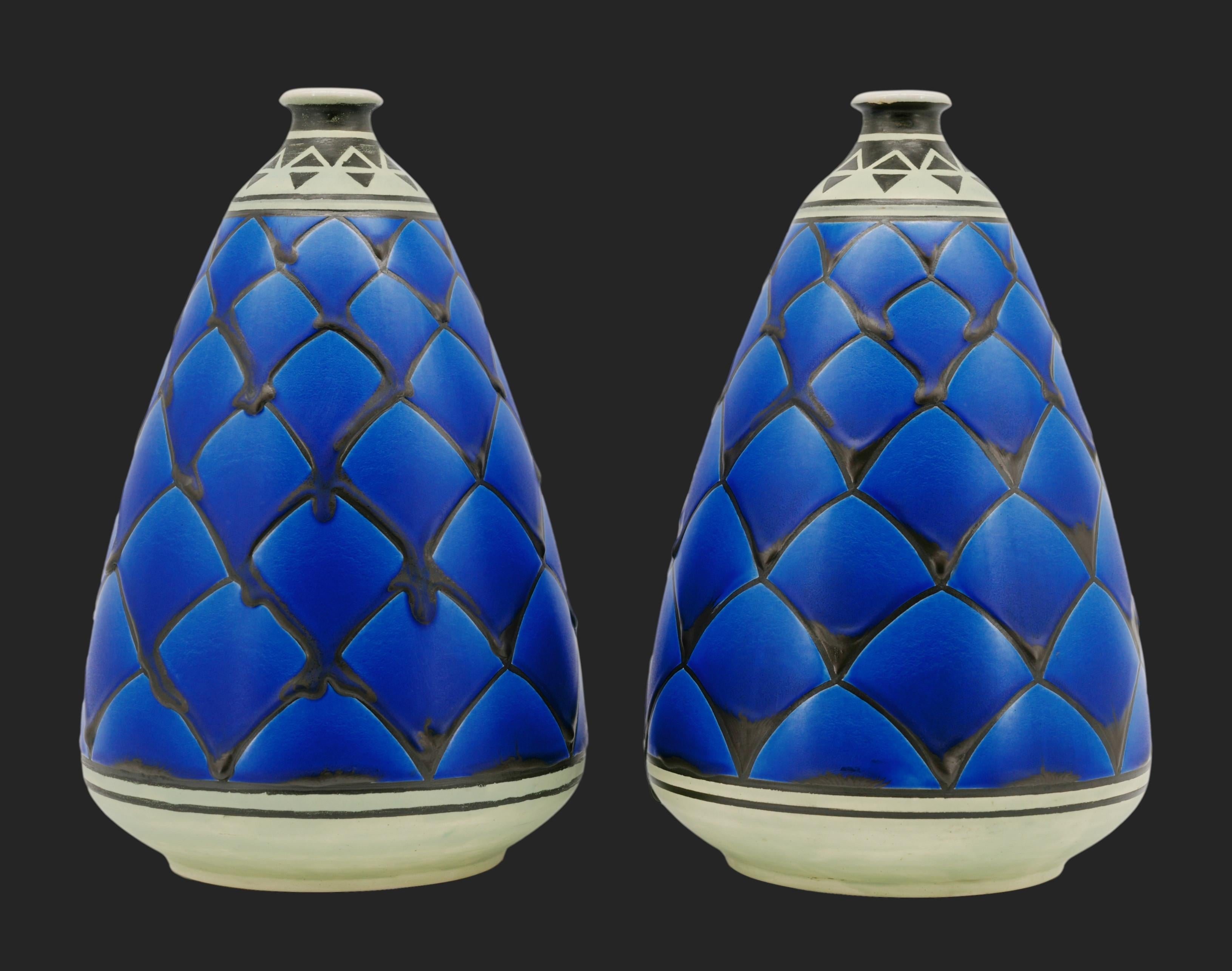 Paire de vases en céramique Art déco de Moulin-des-Loups (Orchies - Hamage), France, vers 1930. Magnifique décor d'écailles d'un bleu profond. Chacun - Hauteur : 11.8