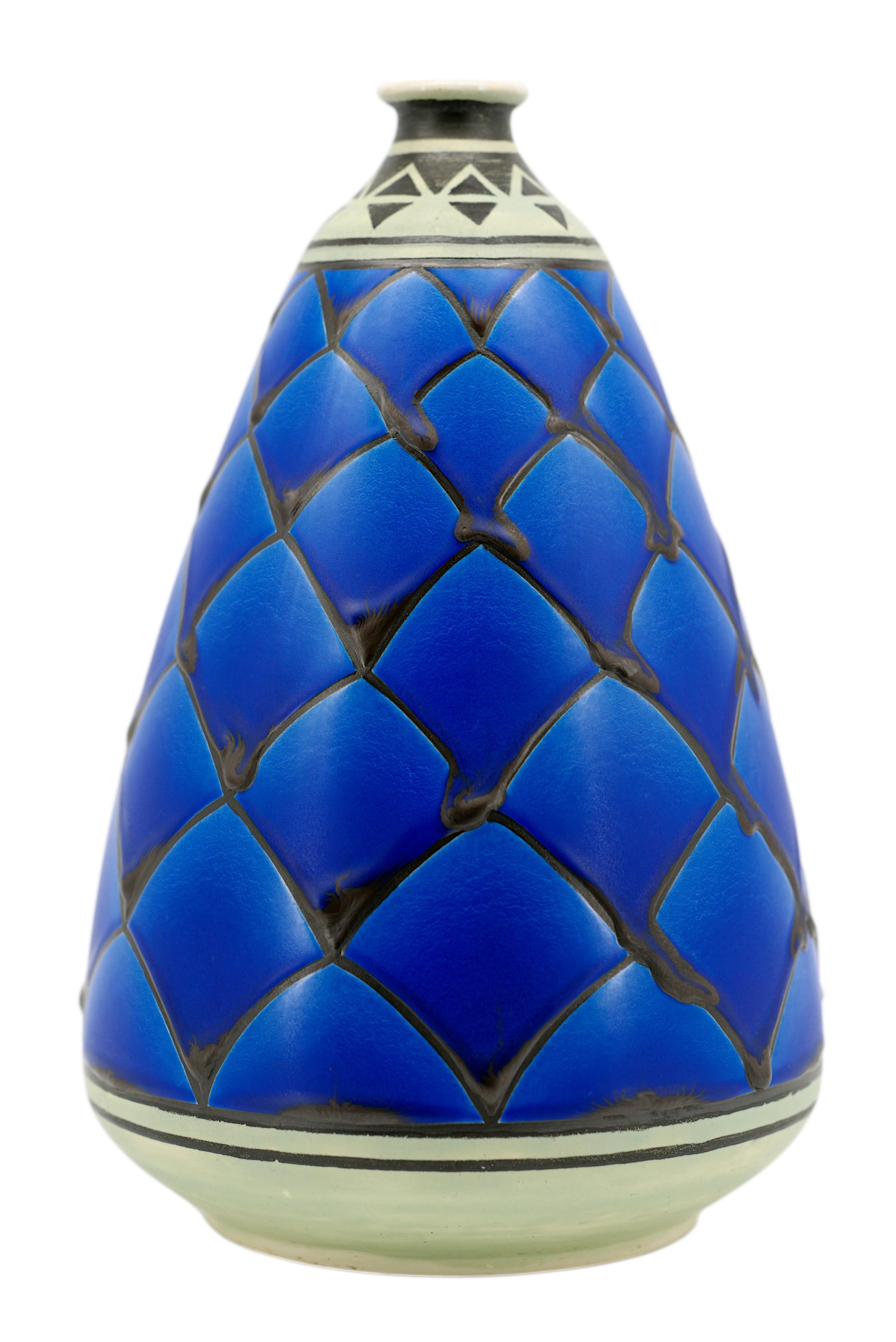Coppia di vasi in ceramica Art Déco francese di Moulin-des-Loups (Orchies - Hamage), Francia, anni Venti. Magnifica decorazione di scaglie blu intenso. Ciascuno - Altezza: 11.8