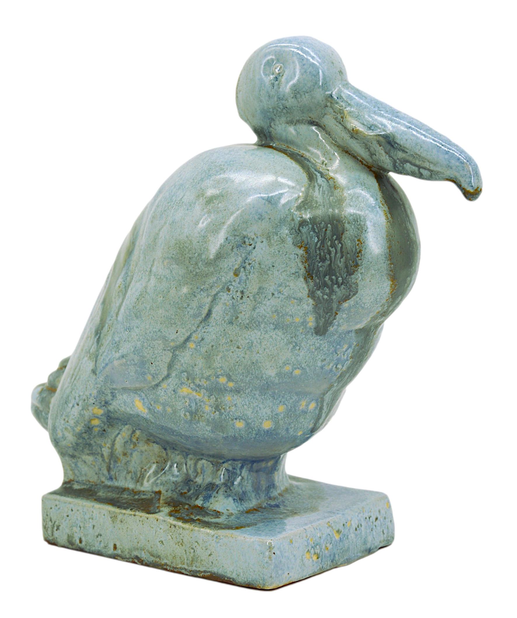 Statua di gabbiano in ceramica Art Déco francese di Moulin-des-Loups (Orchies), Francia, anni Venti. Gabbiano con un pesce nel becco. Altezza: 8.7