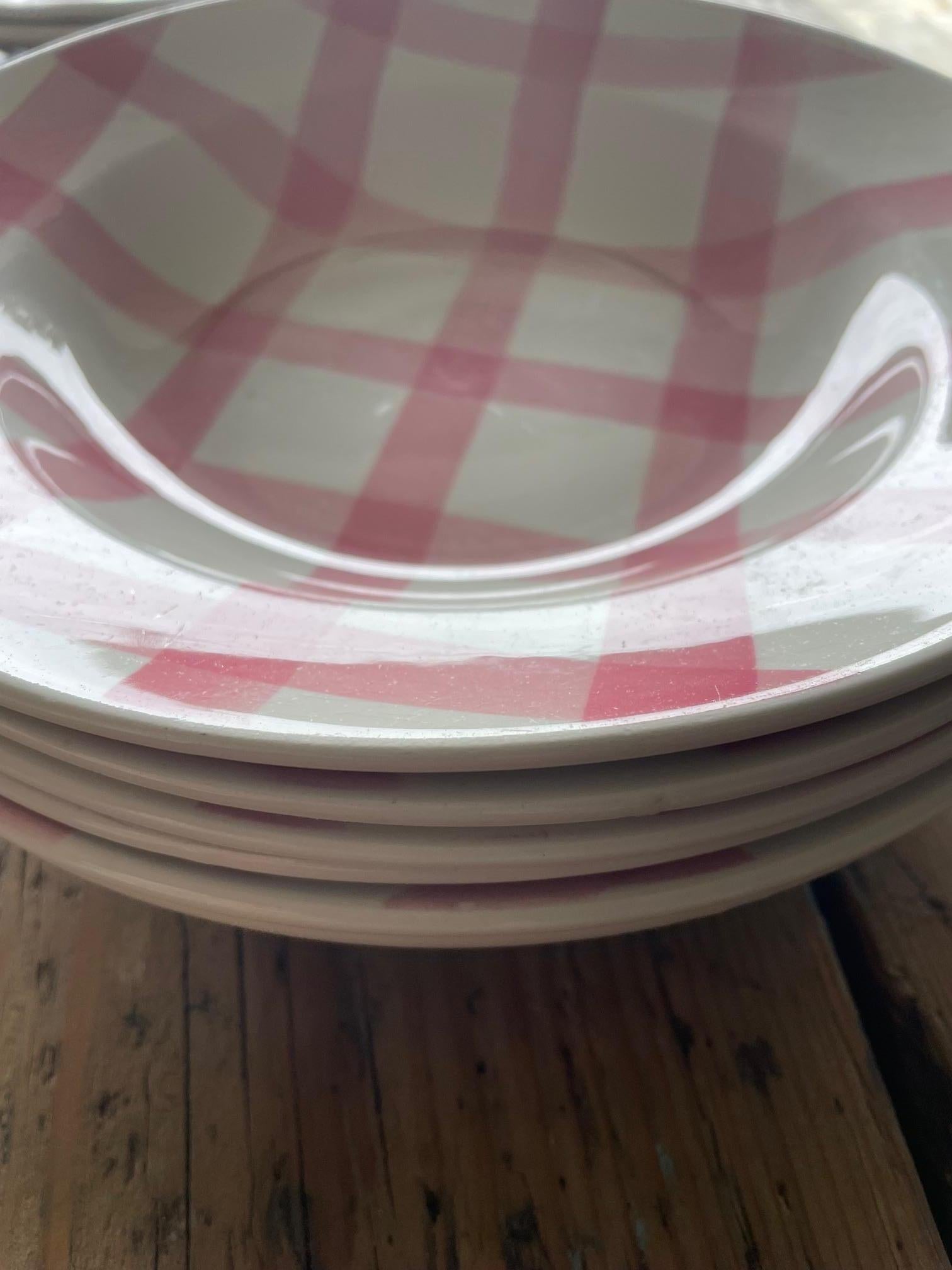Moulin des Loups pink tablecloth dinner service from the 1950s but very contemporary, produced in France.
It includes 6 deep plates, 4 dinner plates and 2 dessert plates.
One dinner plate with a cut on the rim and one deep plate also with a cut on
