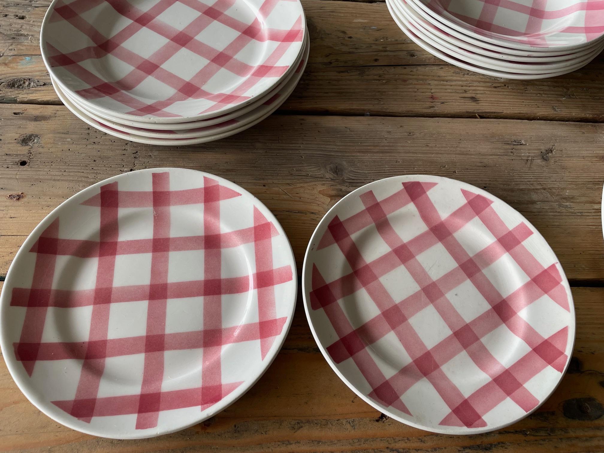 French Moulin des Loups pink tablecloth dinner service For Sale