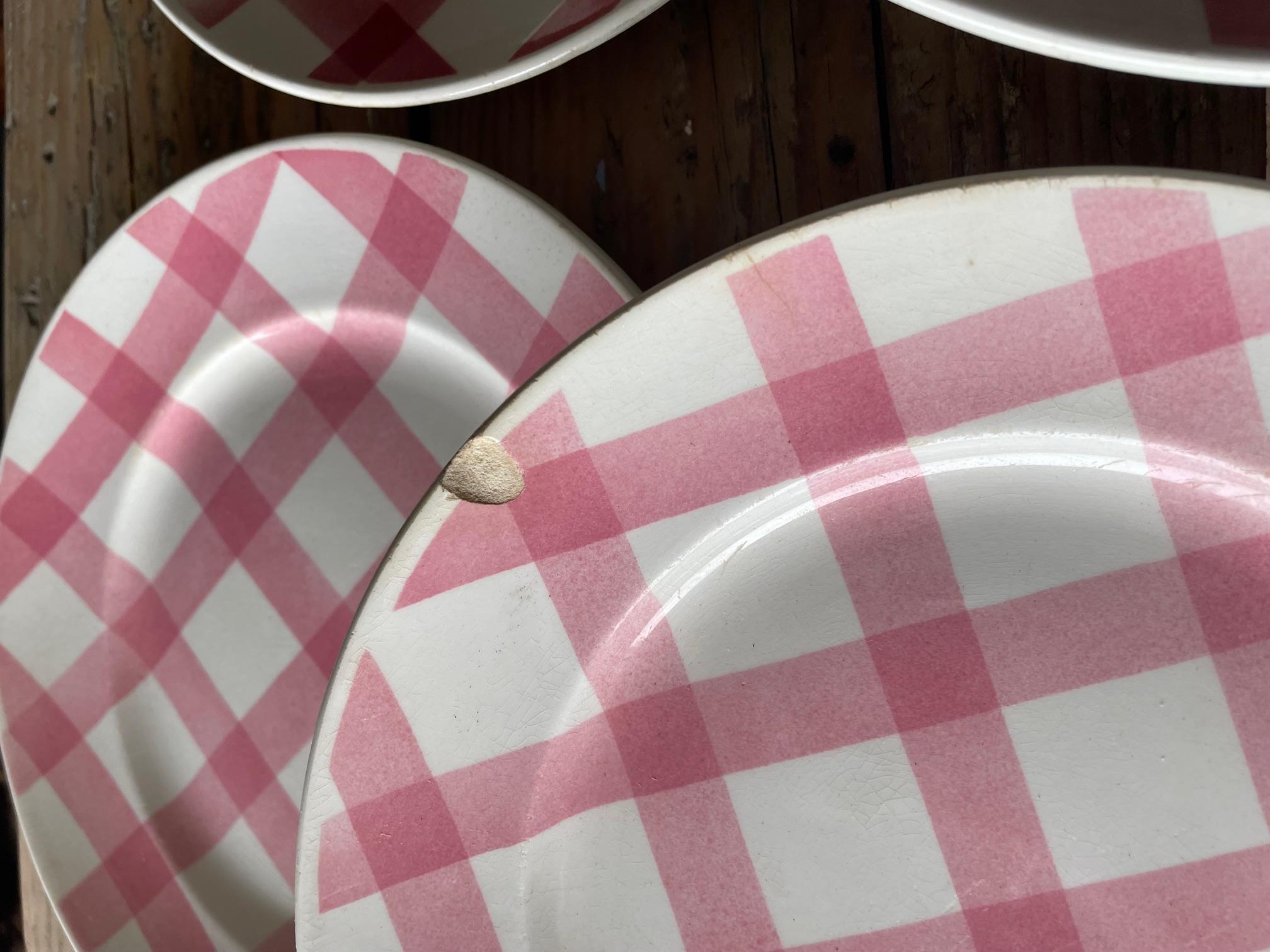 Moulin des Loups pink tablecloth dinner service For Sale 1