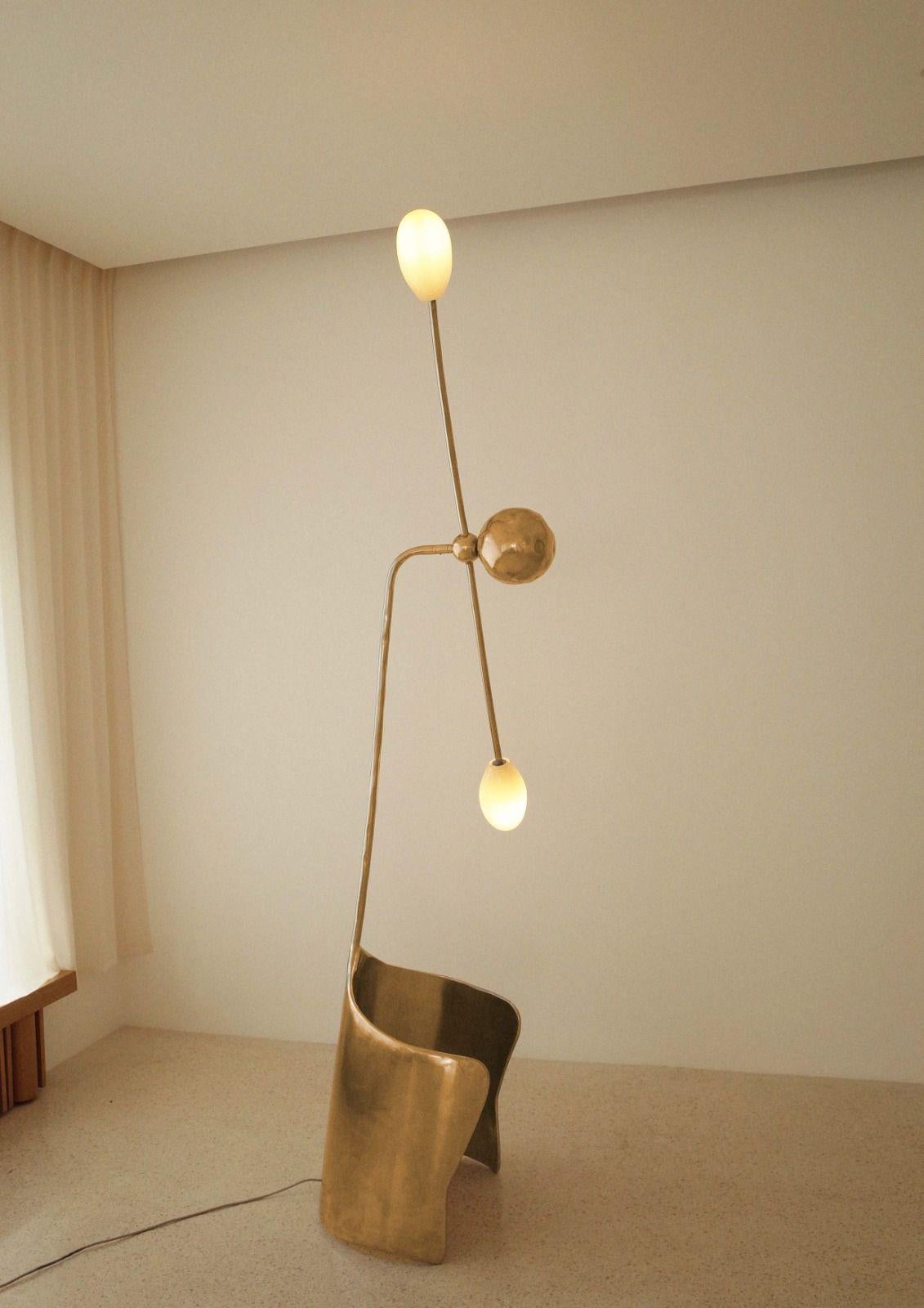 Lampadaire Moulin en laiton et verre soufflé à la main par Atelier Ellery
Edition limitée à 8 pièces.
Dimensions : D 55 x L 55 x H 257 cm.
MATERIAL : Laiton et verre soufflé.

Disponible en différentes finitions et options de matériaux. Les prix