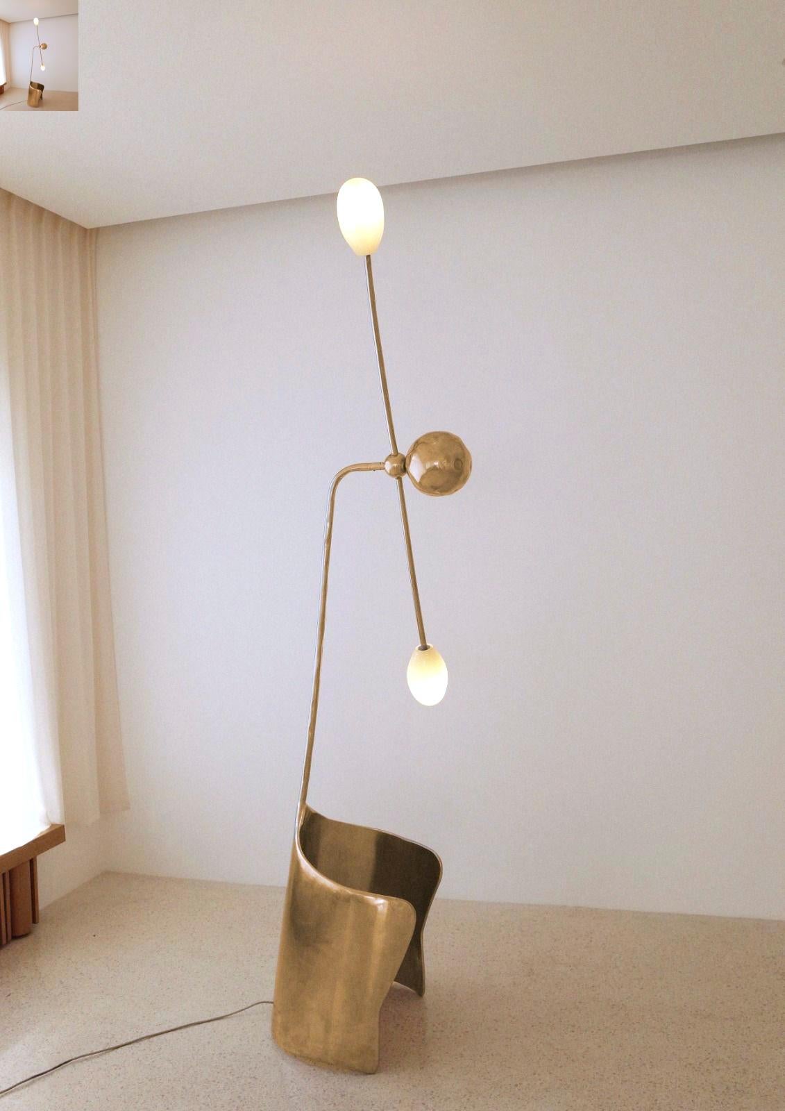 Postmoderne Lampadaire Moulin en laiton et verre soufflé à la main par Atelier Ellery en vente