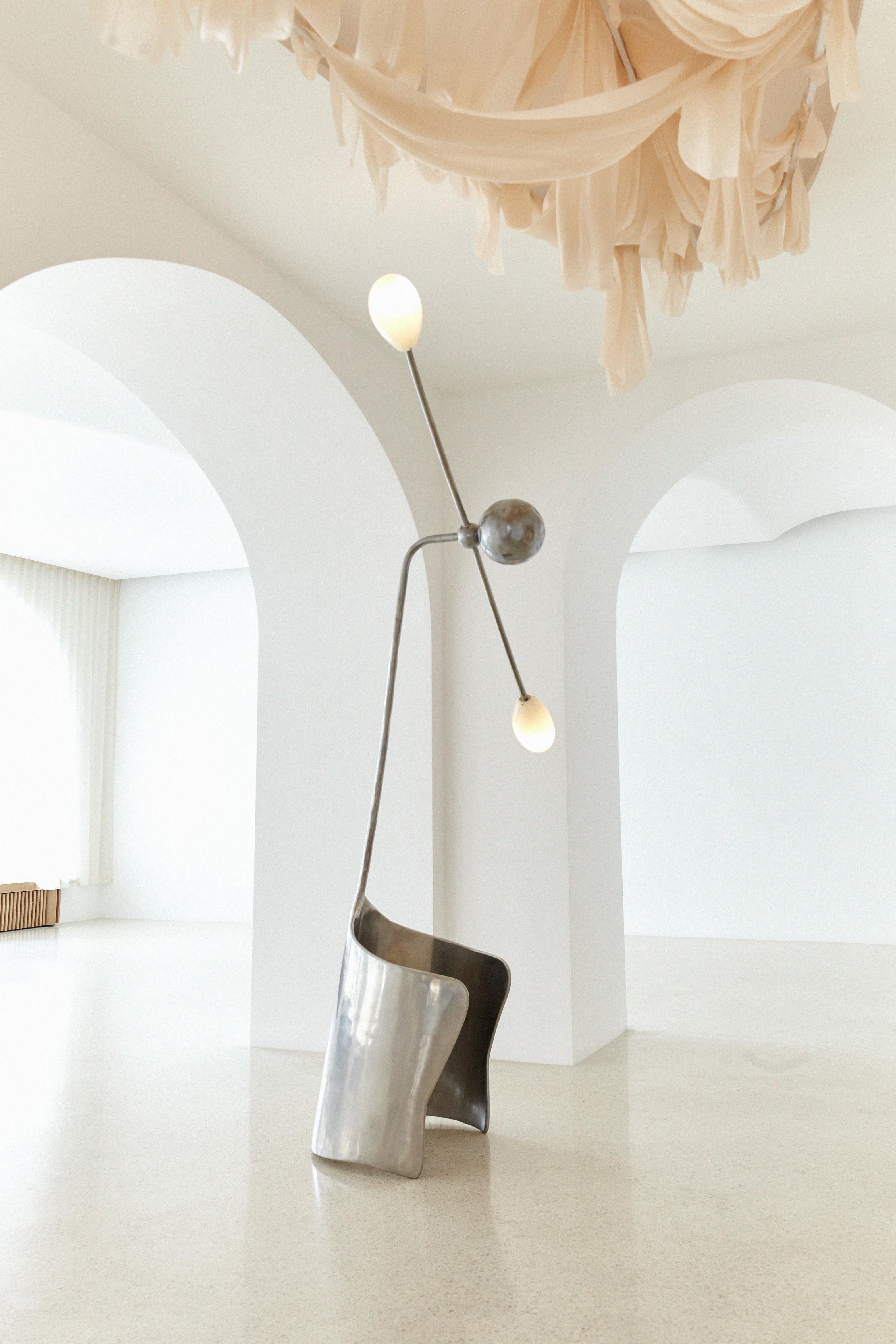 Français Lampadaire Moulin en laiton et verre soufflé à la main par Atelier Ellery en vente