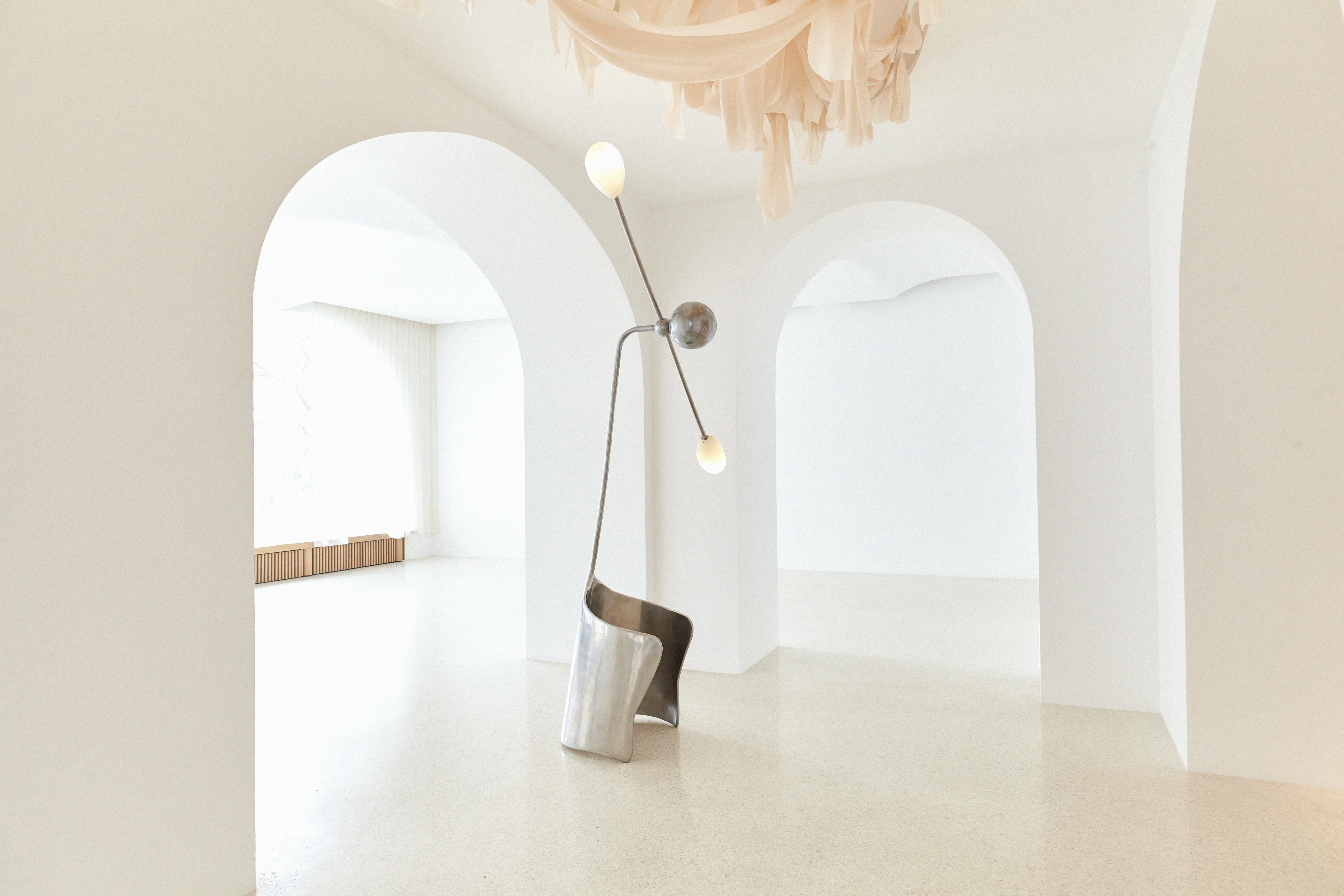 Autre Lampadaire Moulin en laiton et verre soufflé à la main par Atelier Ellery en vente