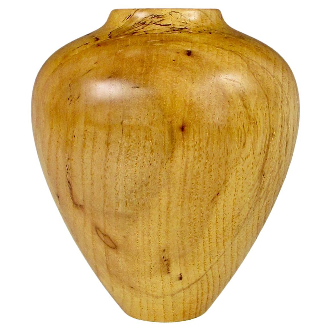 Vase en bois blond joliment tourné et travaillé. Signé sur la face inférieure Alan Raelston , Spalted Pecan .